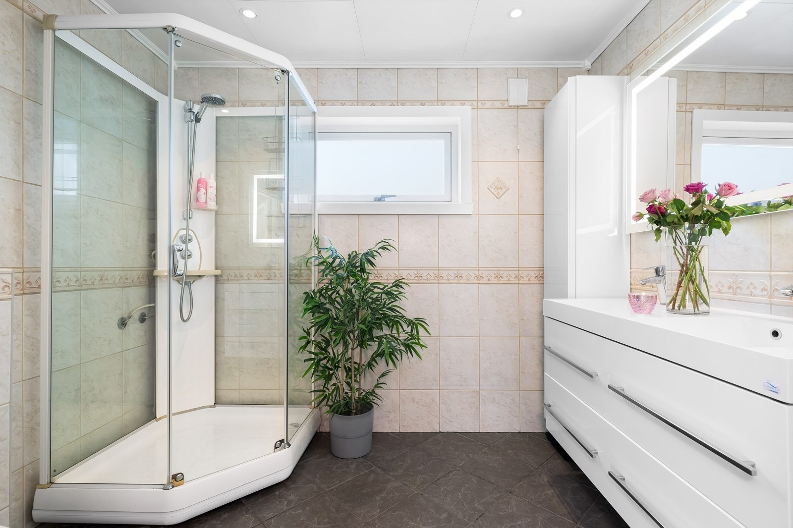 Badet i andre etasje er fra 2003, men har fått ny innredning med to servanter i 2022. Galleribilde