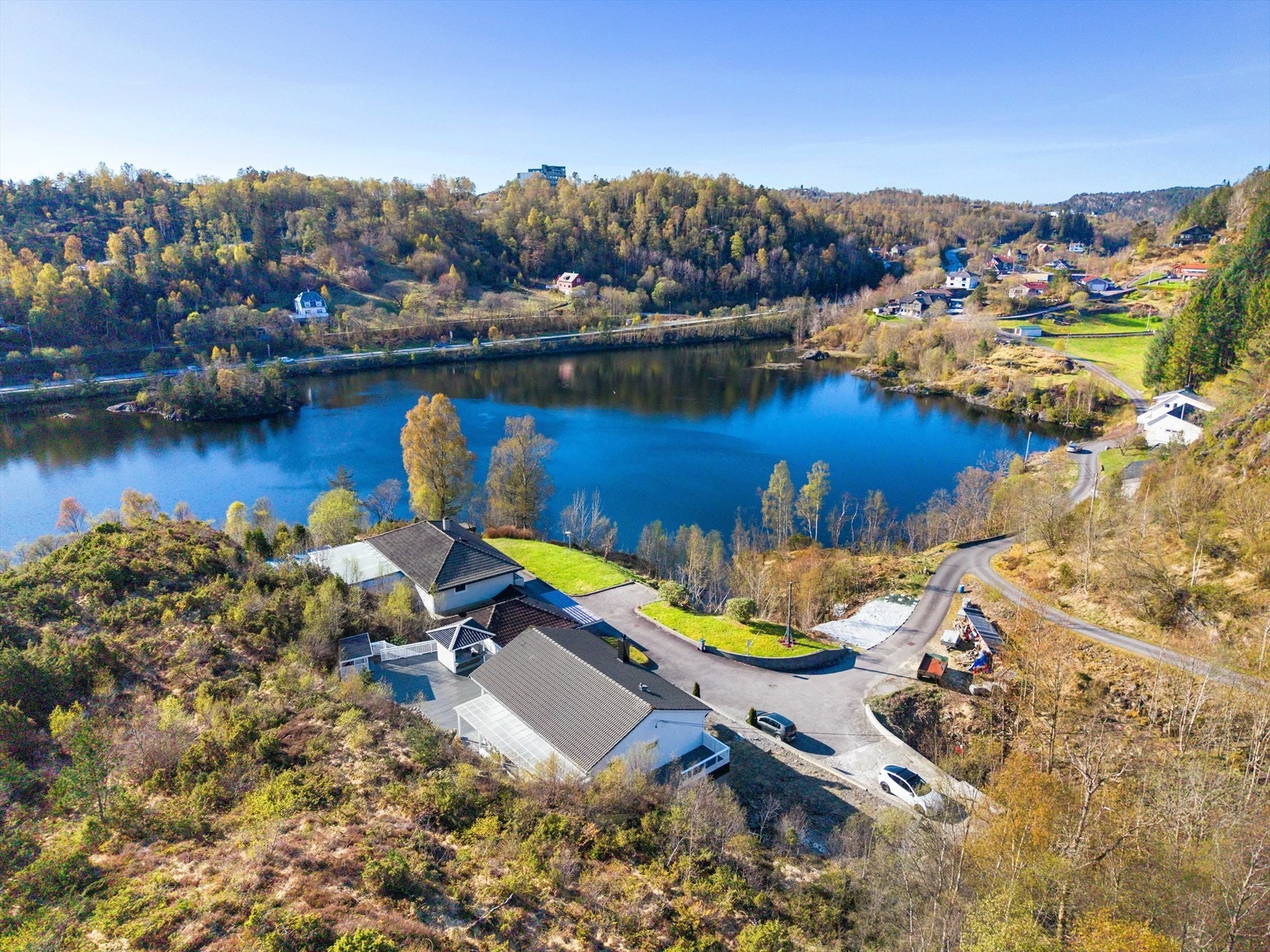 Fredelige, men likevel sentral beliggenhet med naturen som nærmeste nabo. Galleribilde