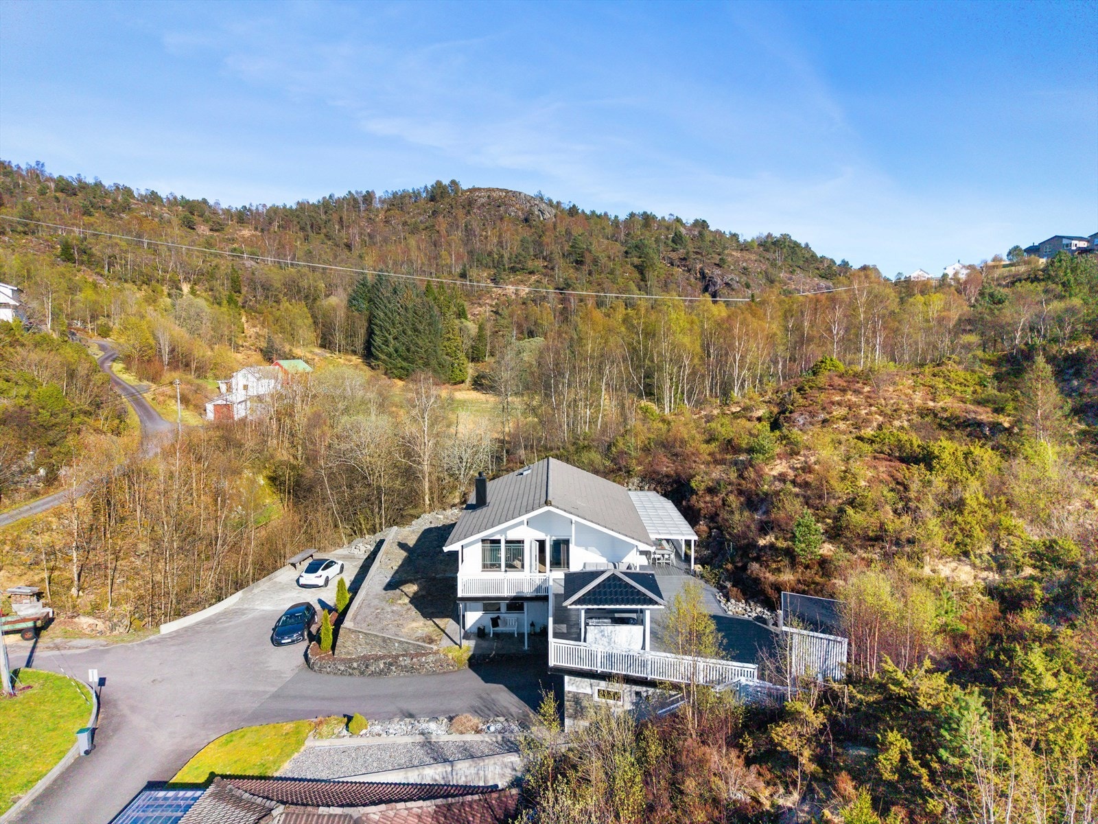 Boligen ligger med nærhet til skog og mark, og området byr på svært gode turmuligheter. Galleribilde