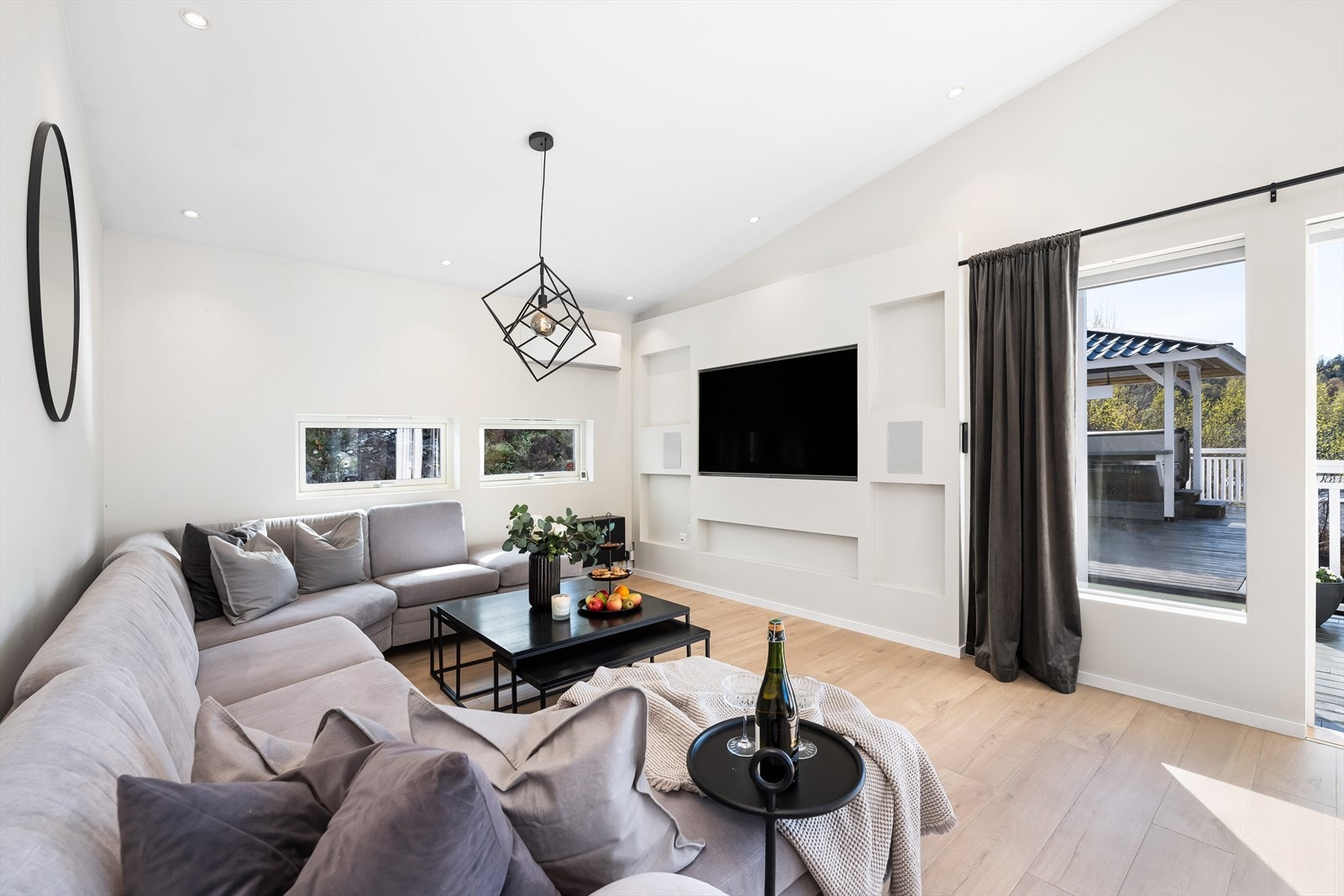 Fra stuen er det direkte utgang til den store altanen via terrassedør. Galleribilde