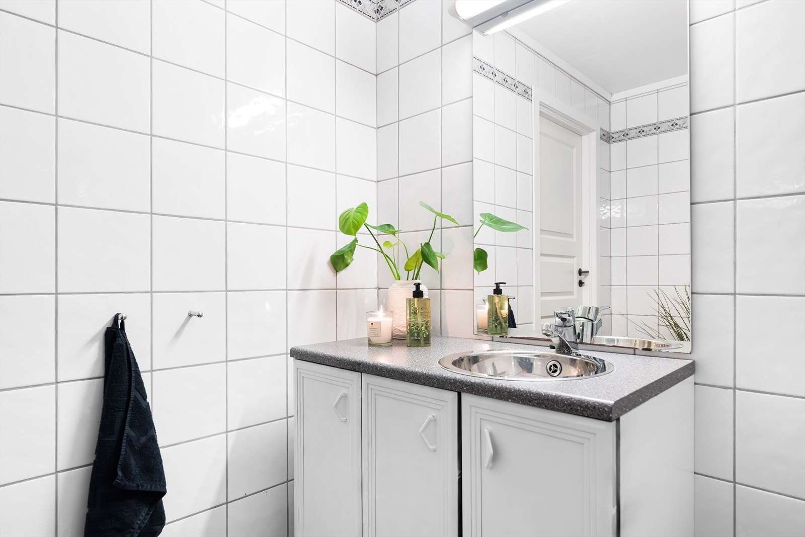 Den lyse, og svakt profilerte, innredningen har godt med både oppbevaringsplass og benkeplass. Galleribilde