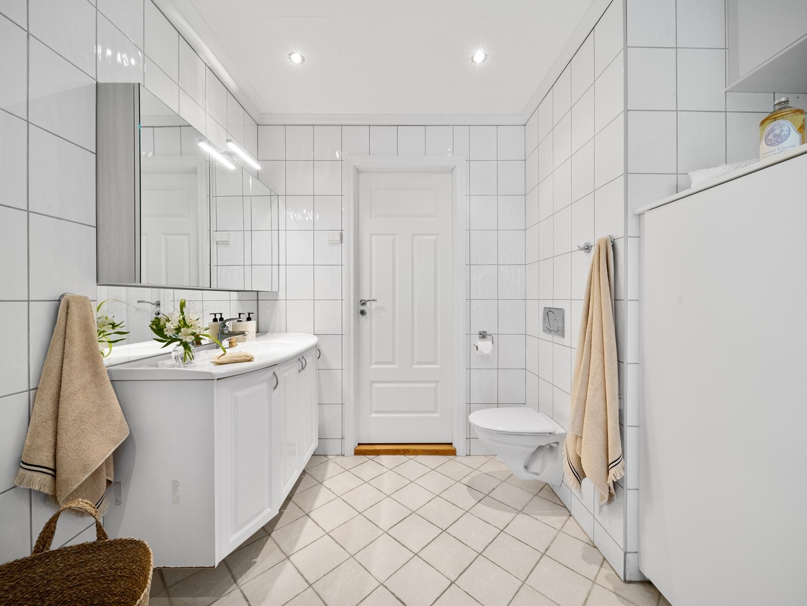 Badet er innredet med servant m/møbler, speil m/belysning, veggmontert toalett, dusjkabinett og opplegg for vaskemaskin. Ny varmtvannsbereder fra 2022. Galleribilde