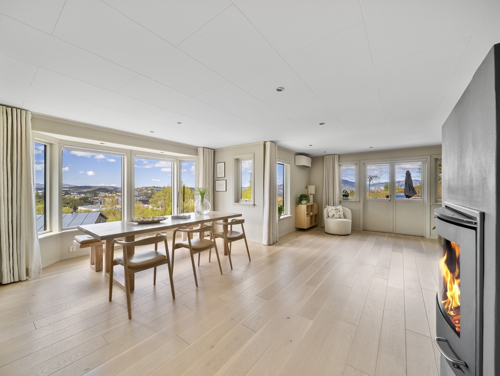 De store vinduene sørger for masse naturlig lys og en luftig atmosfære. Galleribilde