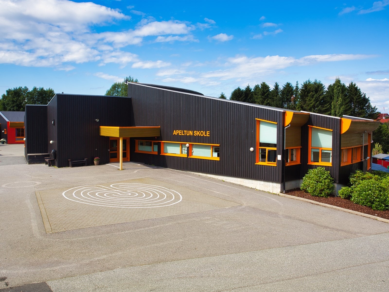 Fra boligen er det gangavstand på ca. 10 minutt til Apeltun barneskole. Galleribilde