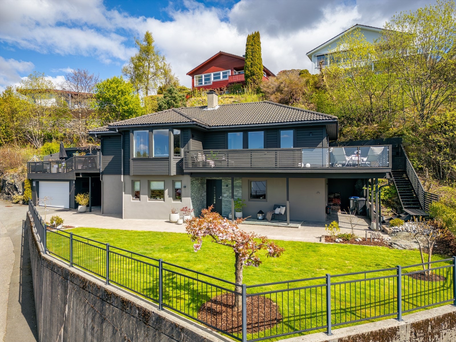 Fantastisk hage med god plass for både to- og firbeinte å trives - og kanskje også plass til trampoline for de minste? Galleribilde