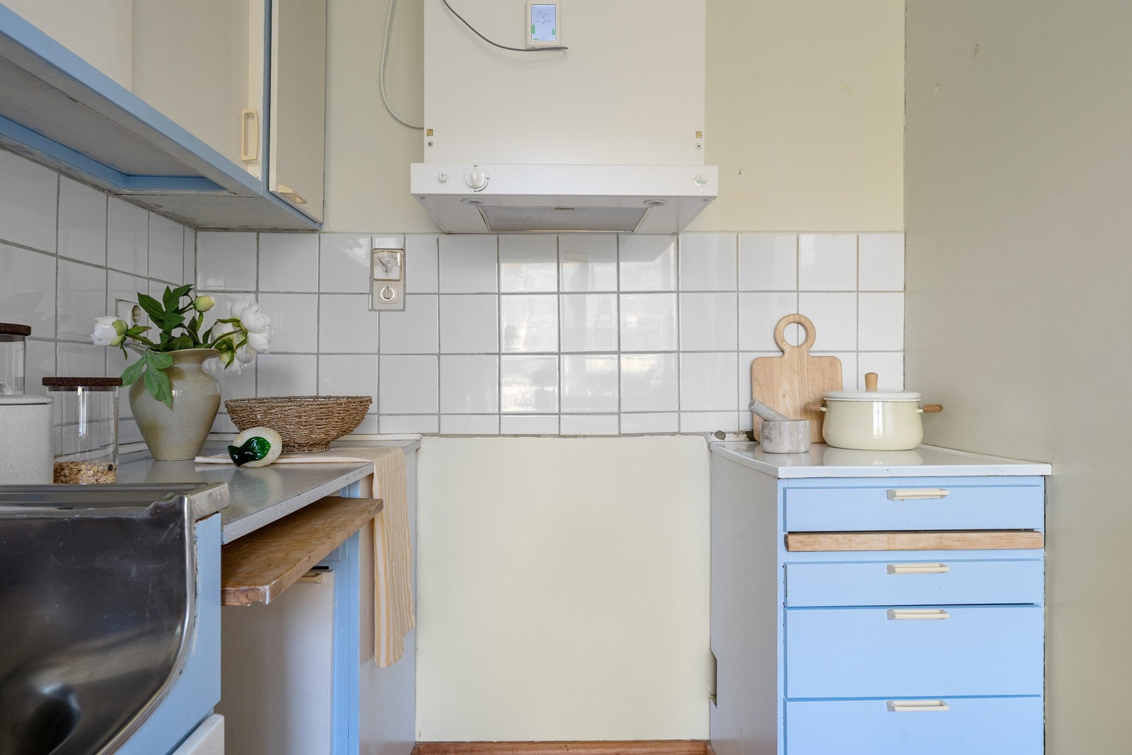 - Kjøkkeninnredning med slette fronter, laminat benkeplate, fliser over benkeplate - Galleribilde