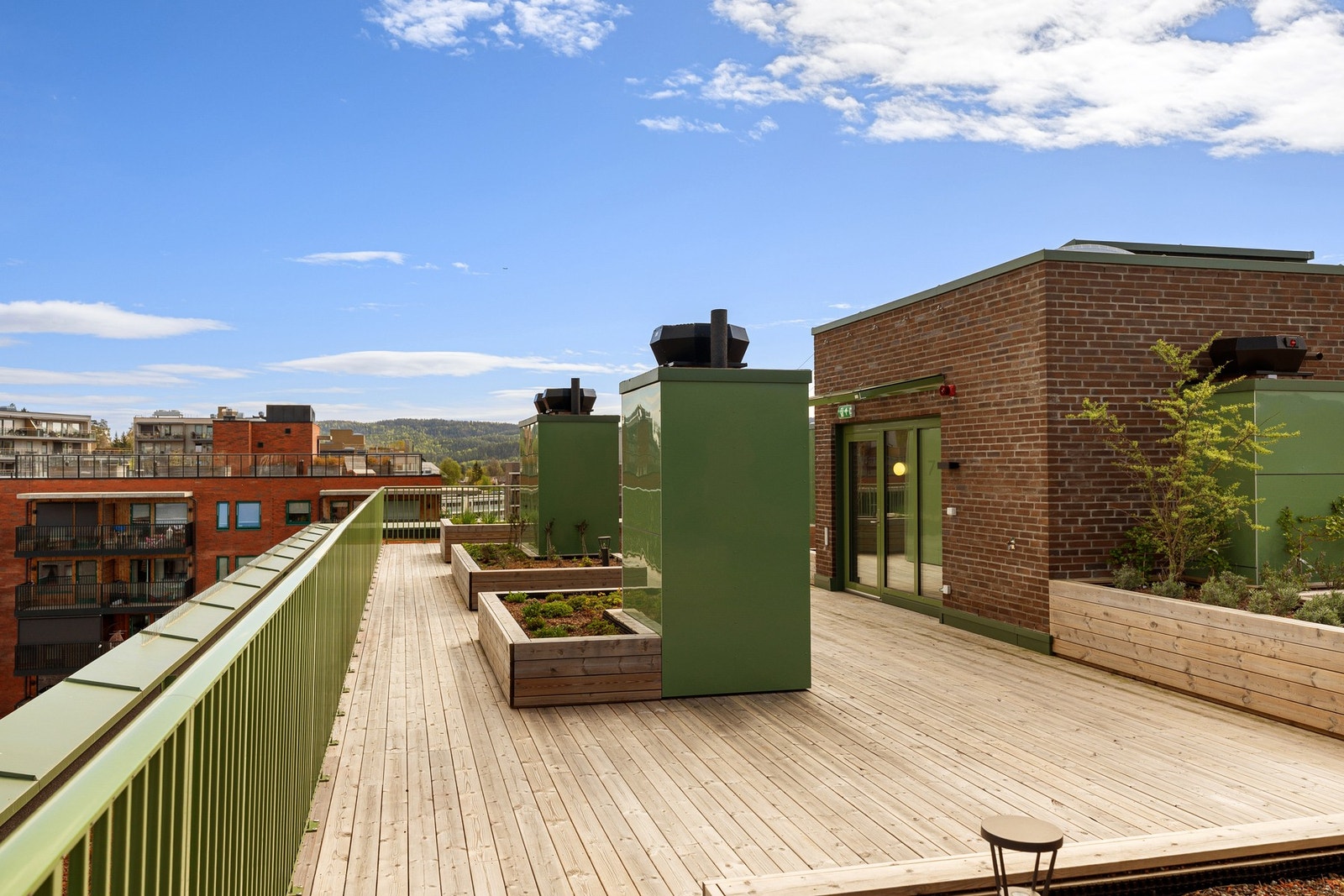 Kun én etasje opp fra leiligheten er det en stor felles takterrasse til glede for beboerne. Galleribilde