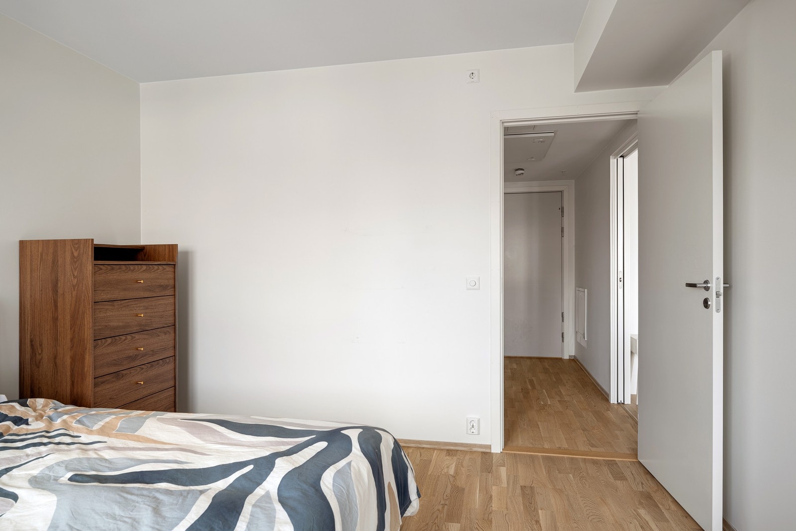 Det er plass til å sette inn garderobeskap på rommet. Galleribilde