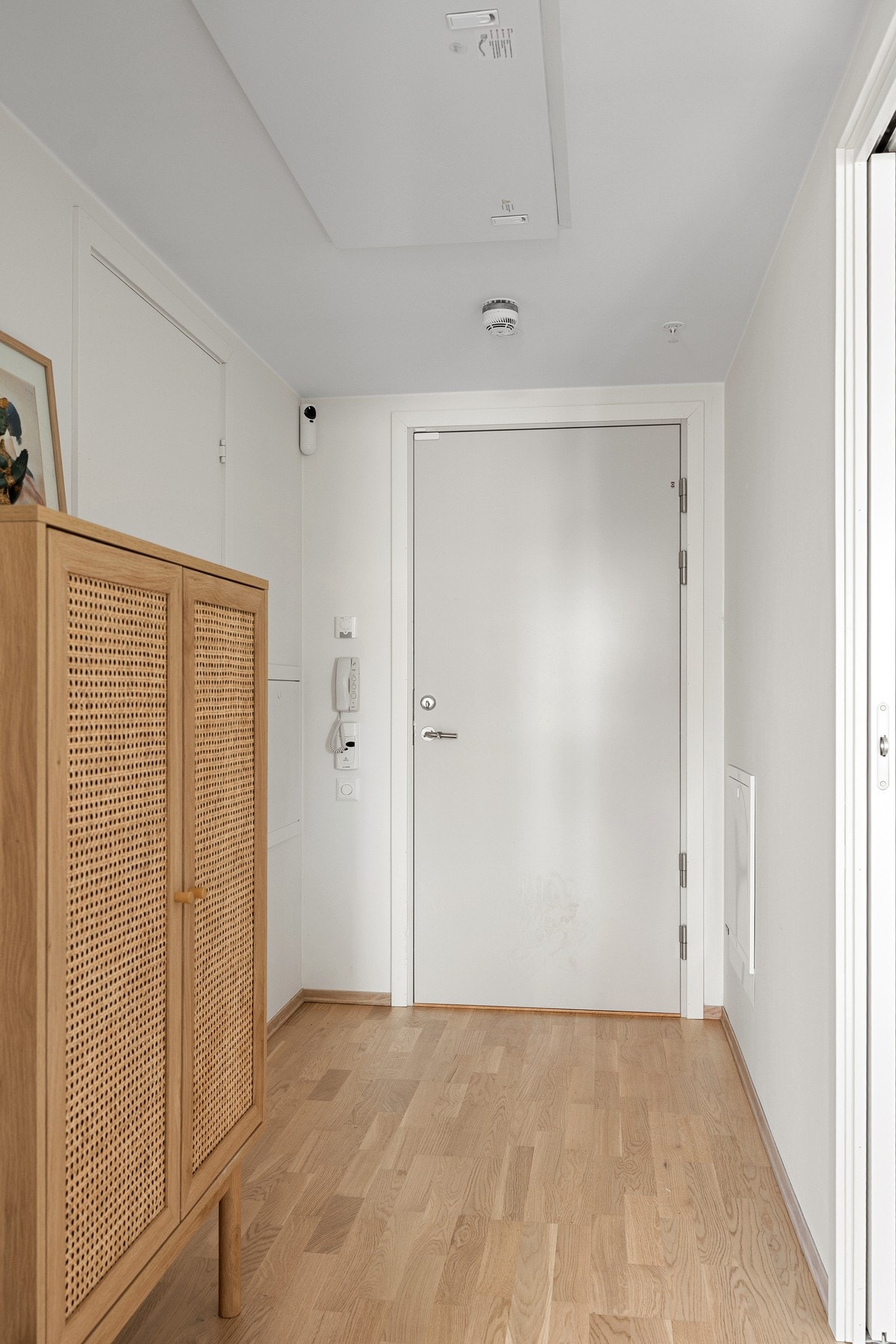 I entréen er det plass til å sette inn garderobeskap, kommode, eller annet ønskelig møblement. Galleribilde