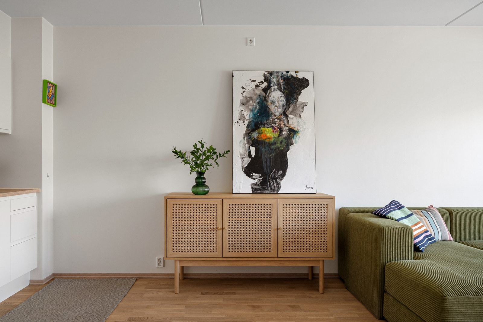Det er plass til å møblere med spisebord i tilknytning til kjøkkenet. Galleribilde