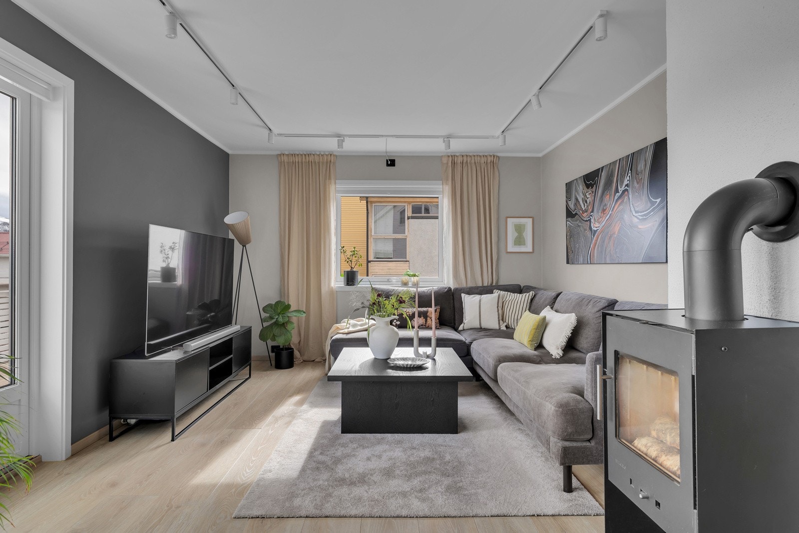 Fra stua er det utgang til stor veranda på boligens øst- og sørside Galleribilde