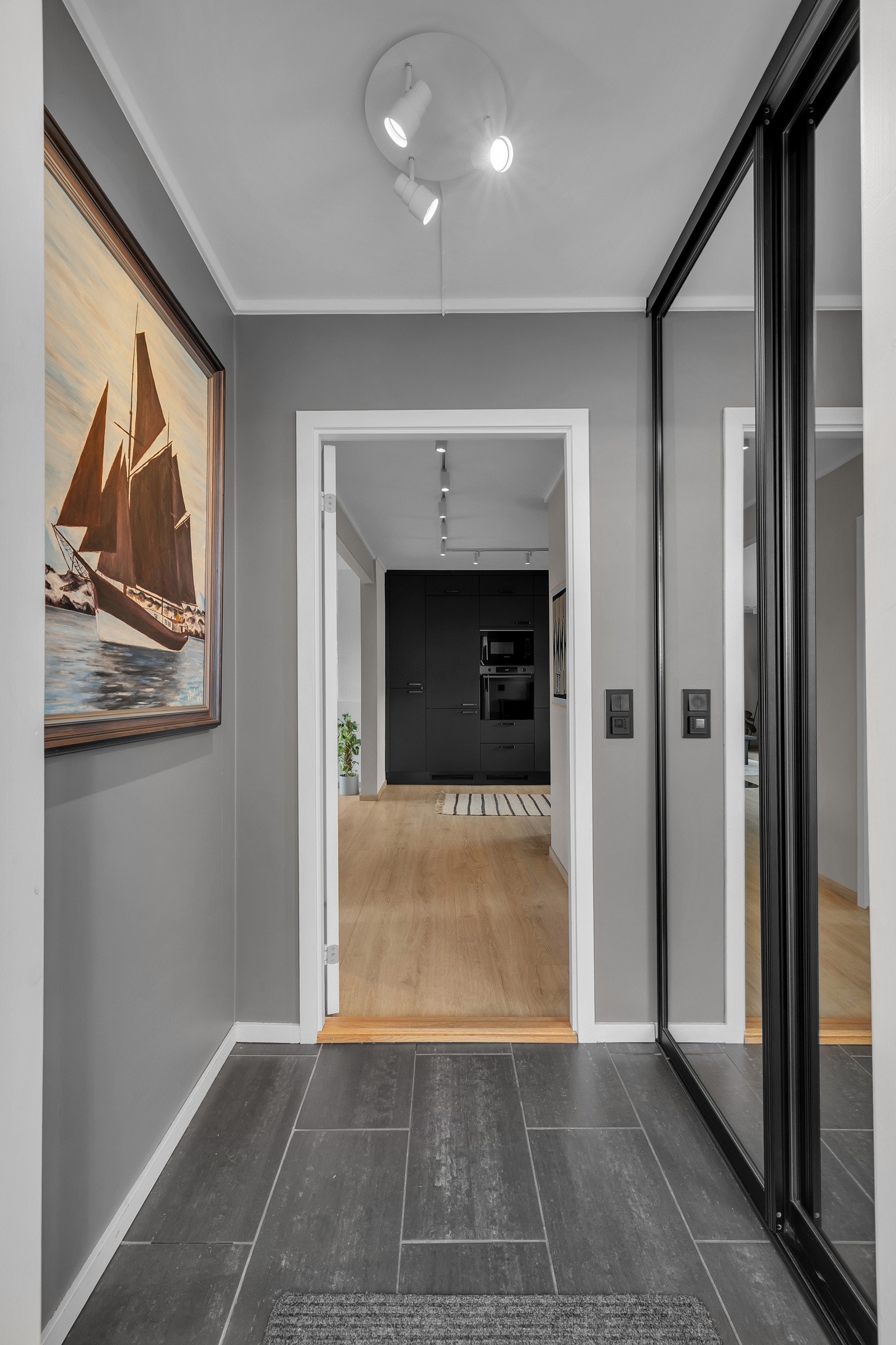 Velkommen inn! Det første som møter deg er dette fine inngangspartiet hvor det også er skyvedørsgarderobe Galleribilde