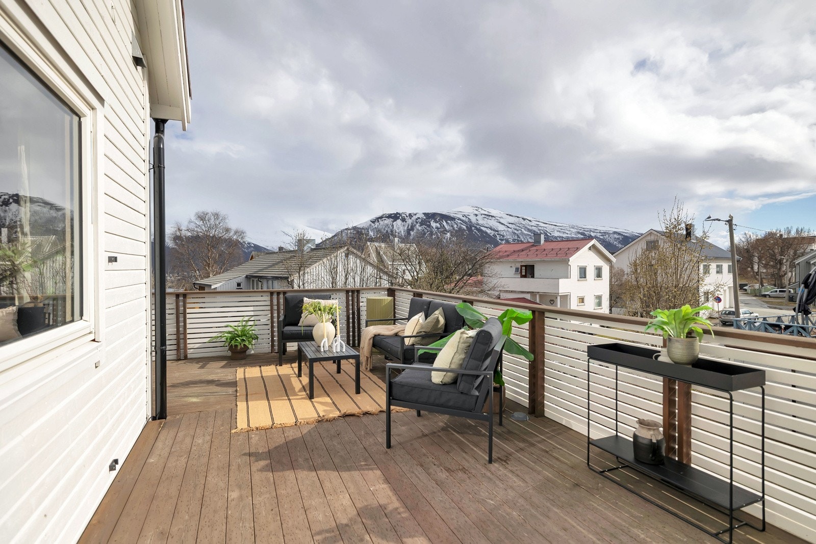 Her kan sol og sikt nytes fra balkong på hele 44m2 Galleribilde