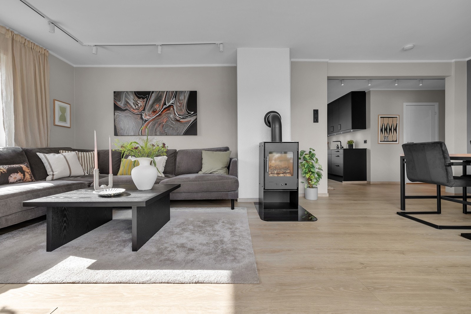 Innbydende og koselig stue med vedfyring Galleribilde
