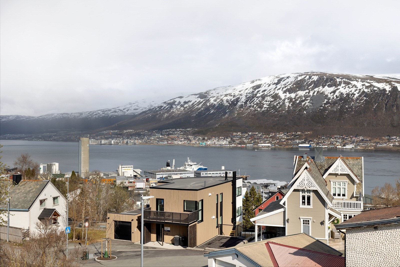 Utsikten er upåklagelig da du har sikt over nærområdet, sundet, mot fastlandet og landemerkene i Tromsø Galleribilde
