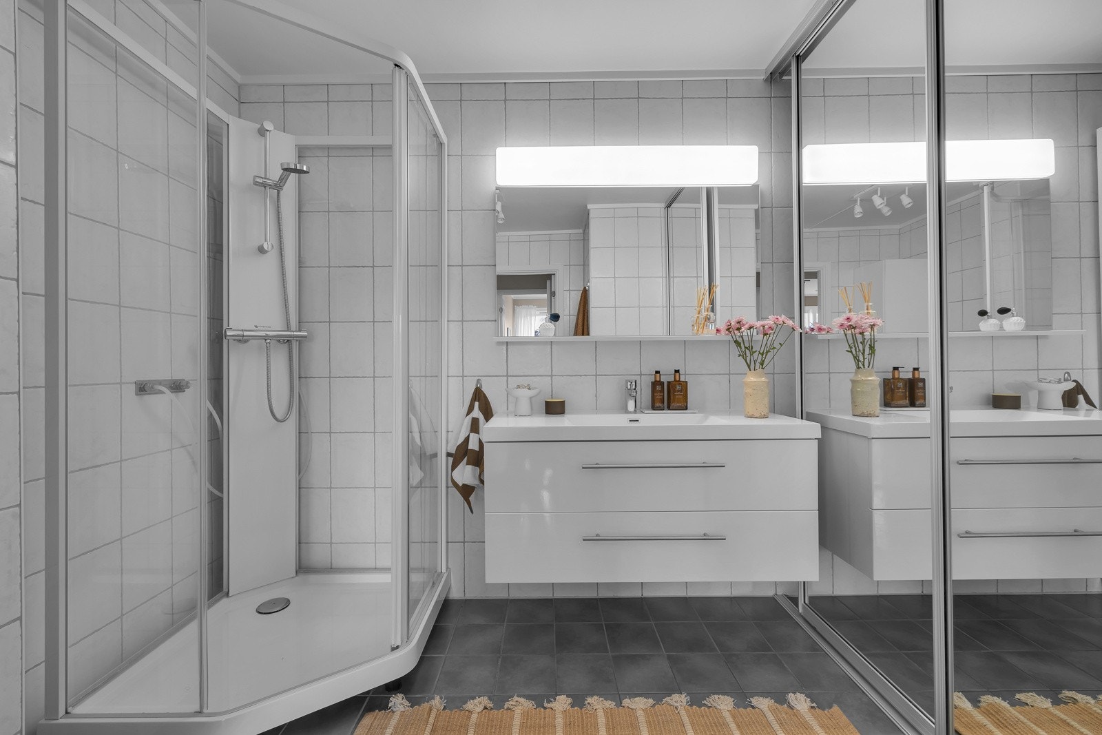 Badet er pent og praktisk. Flislagt på gulv og vegger, innredning med heldekkenende servant m.m. Galleribilde