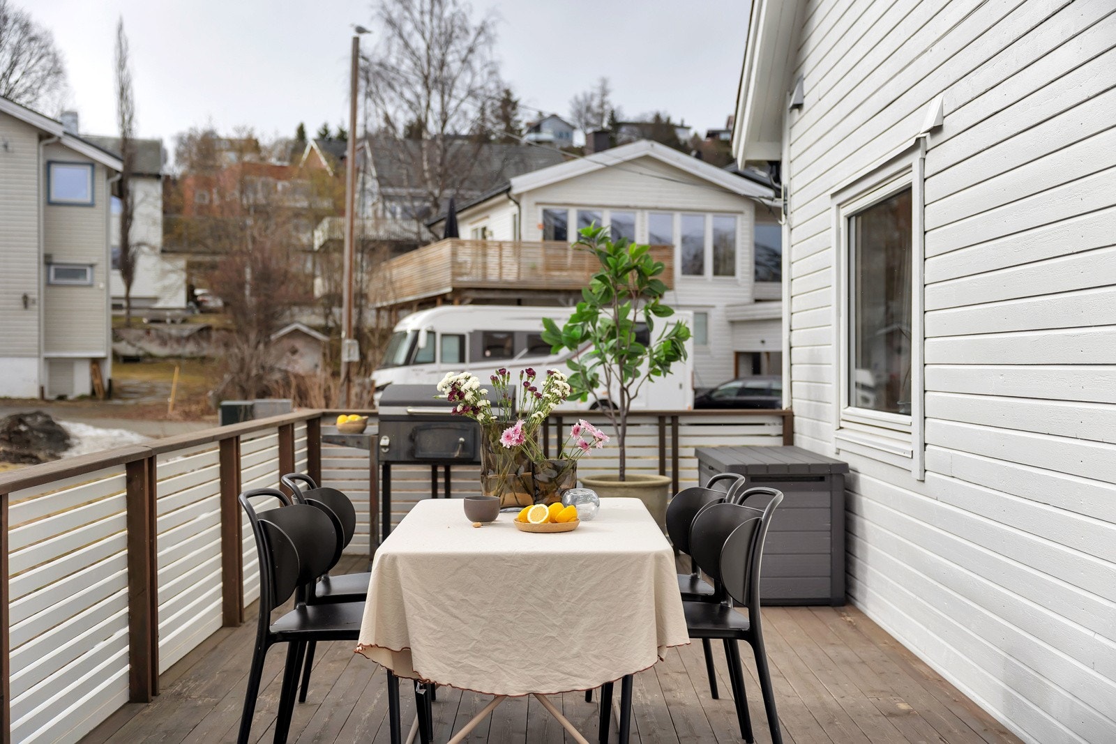 Rikelig med plass til flere soner på verandaen Galleribilde