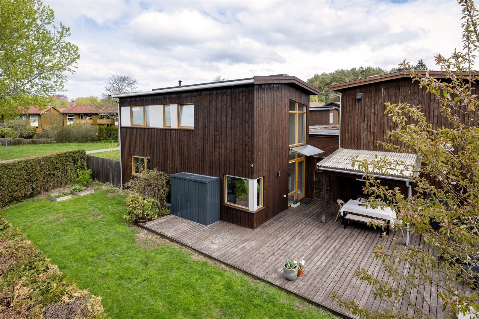 Dan Chruickshank presenterer: Stilfull, innbydende liten enebolig m/gjennomgående naturlig lys. Idyllisk, solrik og helt skjermet liten oase/uterom. Eget vaskerom. Carport. (Foto: Stian Dridal.) Galleribilde
