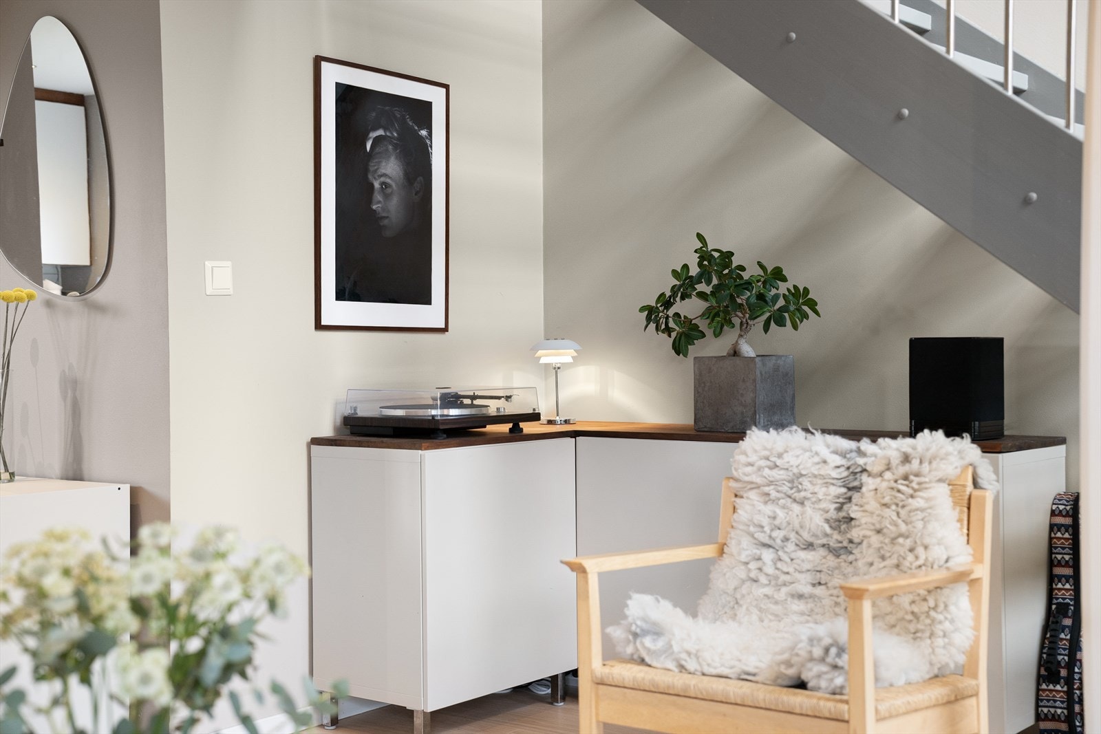 God veggplass til kommoder, reoler og musikkhjørnet med godstol - i tillegg til dagligstue og spisestue. Galleribilde