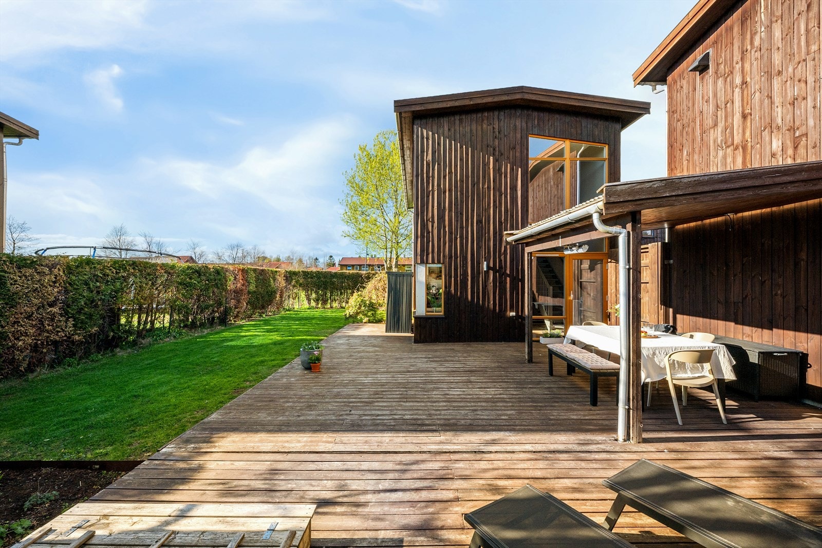 Stor terrasse og takoverbygg for skygge til maten eller sene kvelder. Trygge rammer for småbarn, hund og besøk. Her er du helt privat og skjermet med nydelige solforhold. Galleribilde