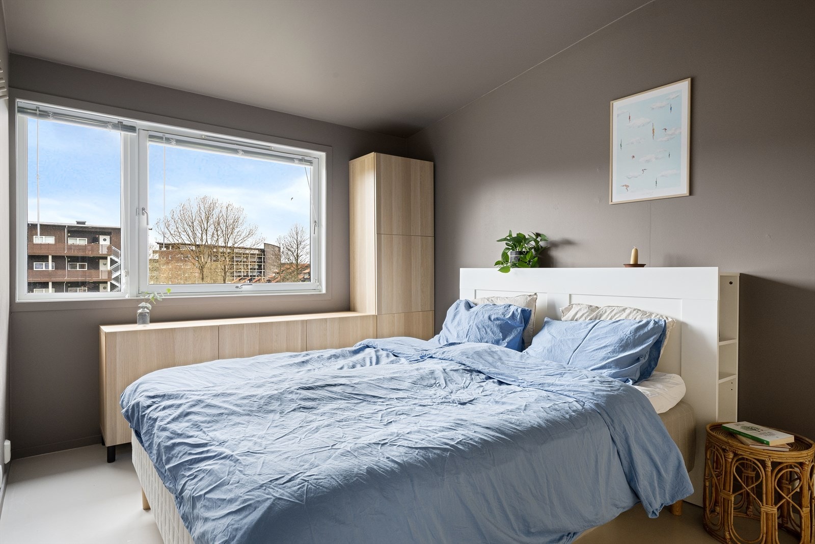 Gjennomgående delikat, lunt og trivelig. God garderobe. 1 av 2 soverom. Galleribilde