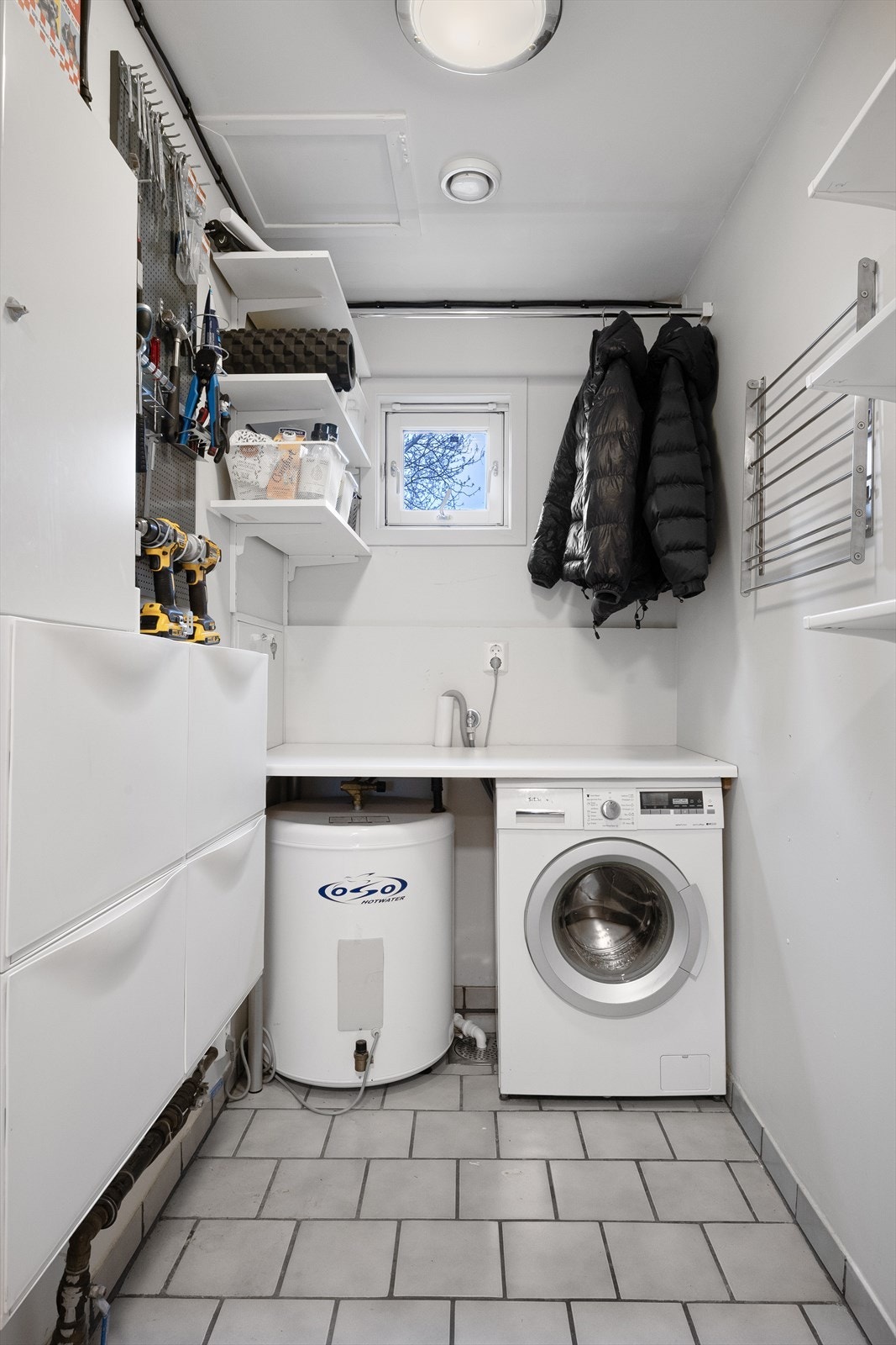 Benk for bretting av klær. Eget praktisk vaskerom m/god hylleplass og mulighet for tørking av klær. Slipp rotet på badet. Galleribilde