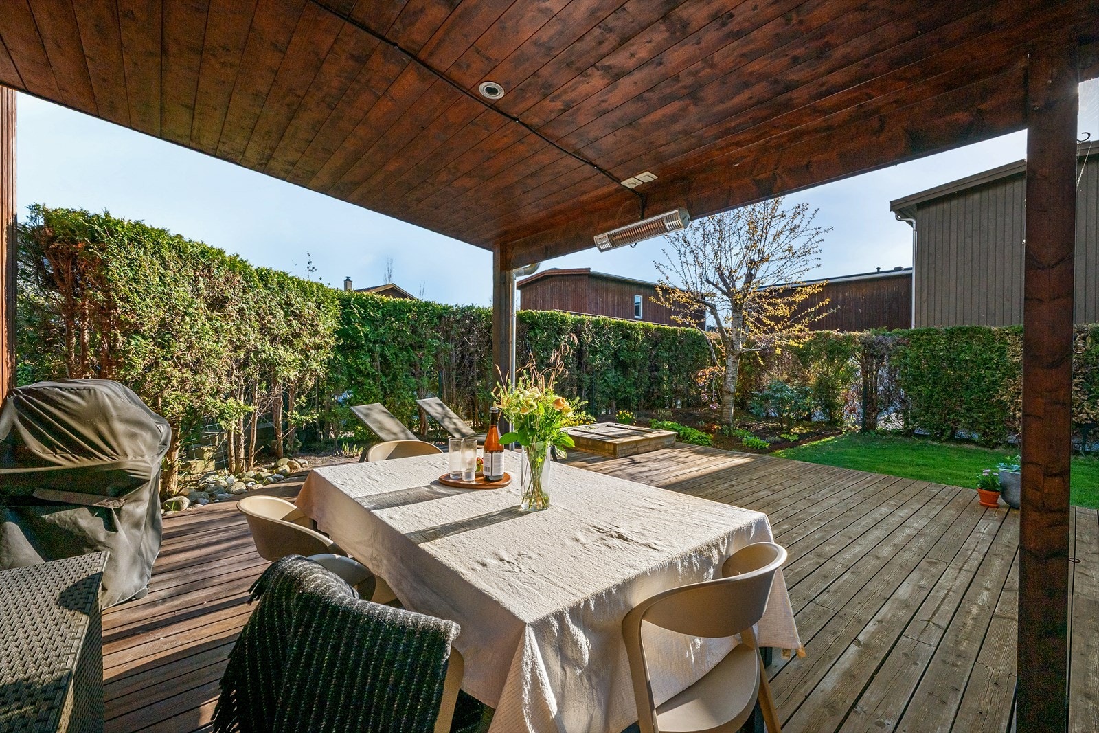 Stor terrasse og takoverbygg for skygge til maten eller sene kvelder. Trygge rammer for småbarn, hund og besøk. Her er du helt privat og skjermet med nydelige solforhold. Galleribilde