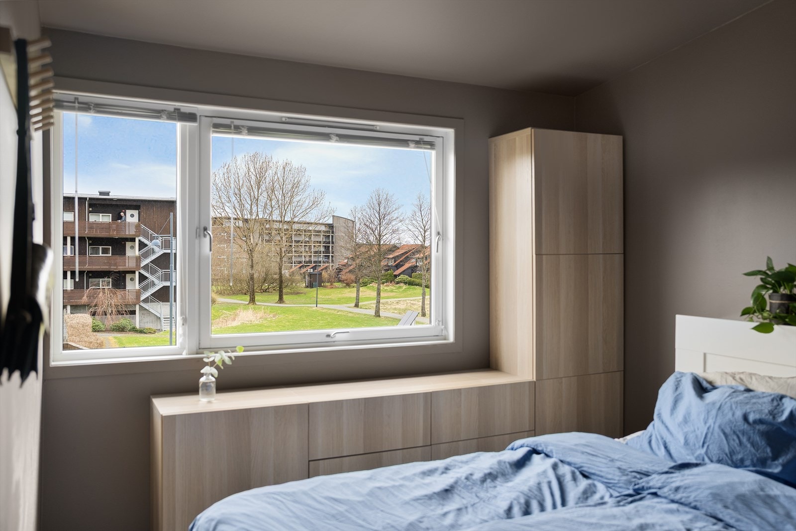 Våkne opp til grønne lunger og fine omgivelser. Gjennomgående delikat, lunt og trivelig. God garderobe. 1 av 2 soverom. Galleribilde