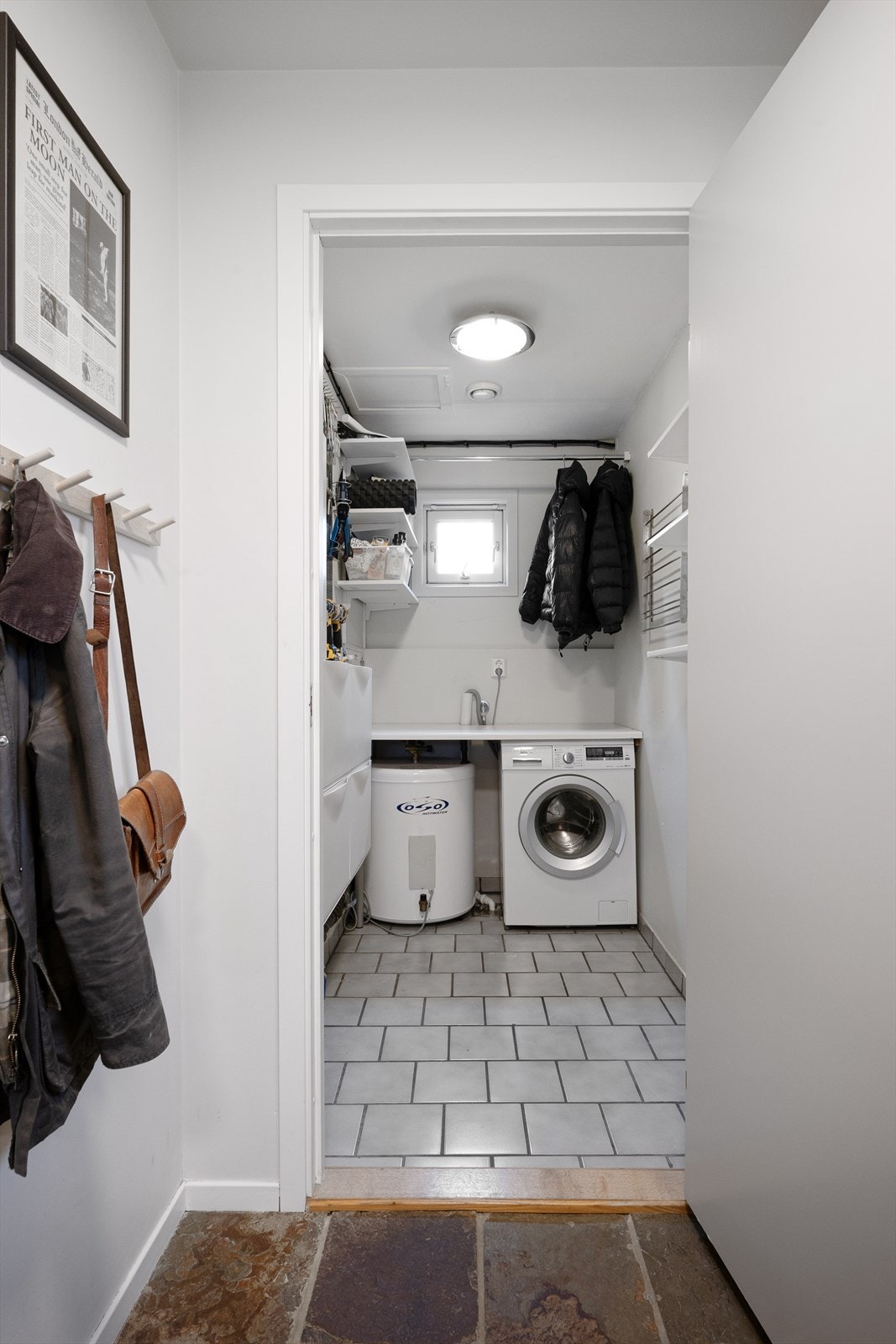 Eget praktisk vaskerom m/god hylleplass og mulighet for tørking av klær. Slipp rotet på badet. Galleribilde