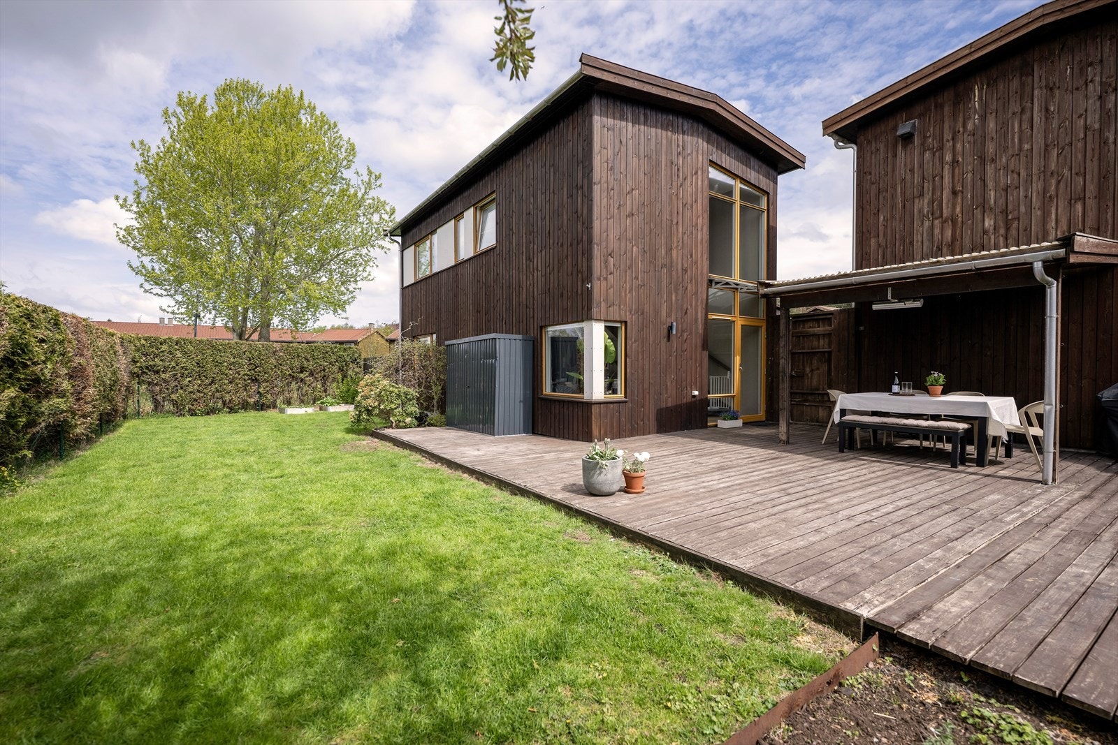 Trygge rammer for småbarn, hund og besøk. Her er du helt privat og skjermet med nydelige solforhold. Stor terrasse og takoverbygg for skygge til maten eller sene kvelder. Galleribilde