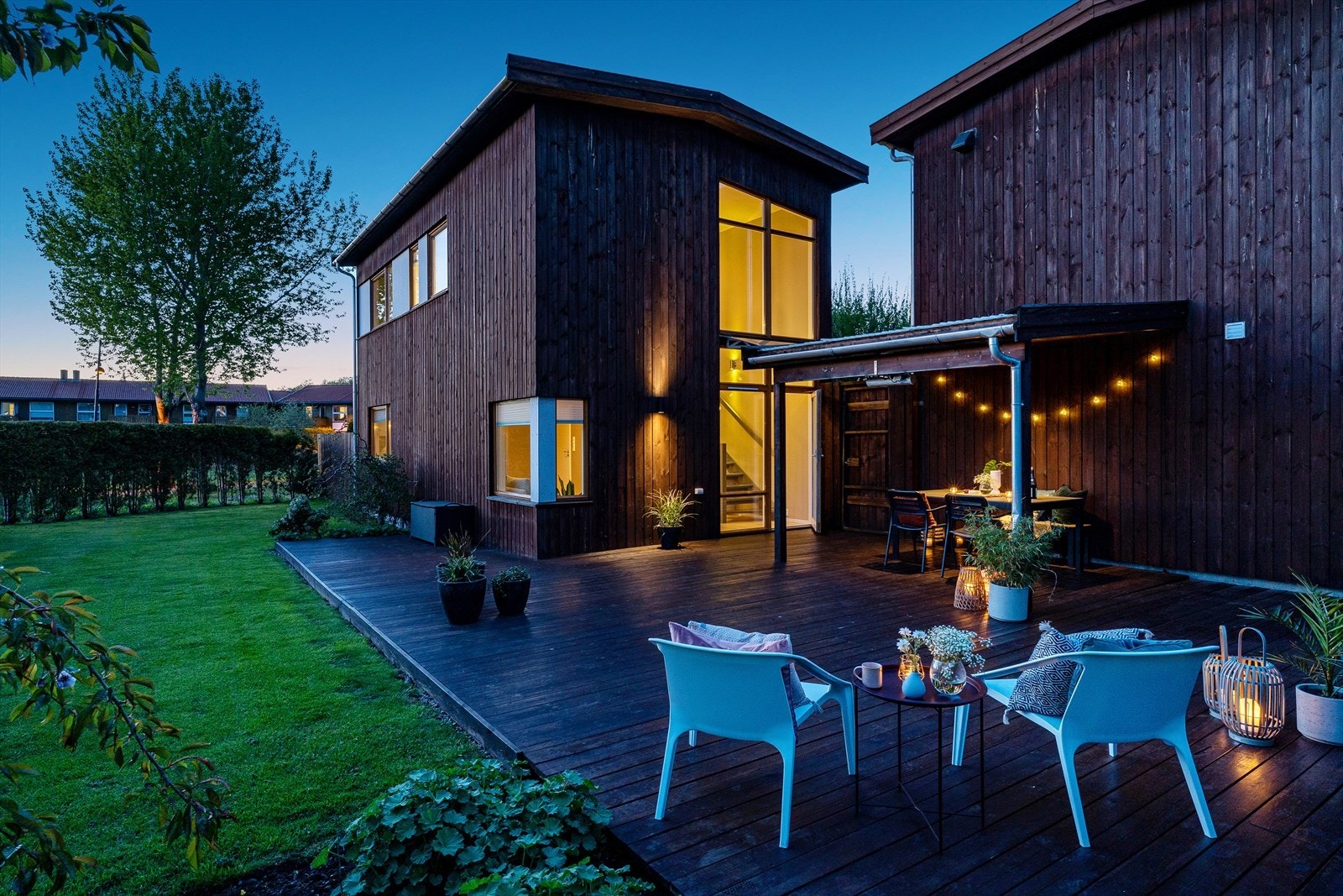 Dan Chruickshank presenterer: Stilfull, innbydende liten enebolig m/gjennomgående naturlig lys. Idyllisk, solrik og helt skjermet liten oase/uterom. Eget vaskerom. Carport. (Foto: Stian Dirdal.) Galleribilde