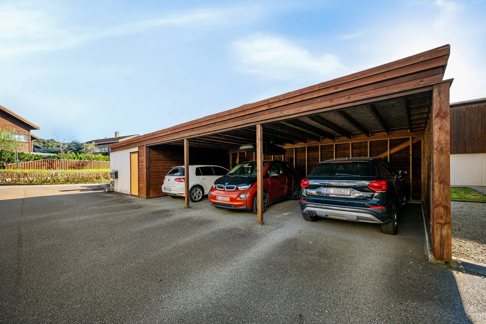 Carport og gjestepareringer ved inngang til boligtunet du ser til høyre i bildet. Galleribilde