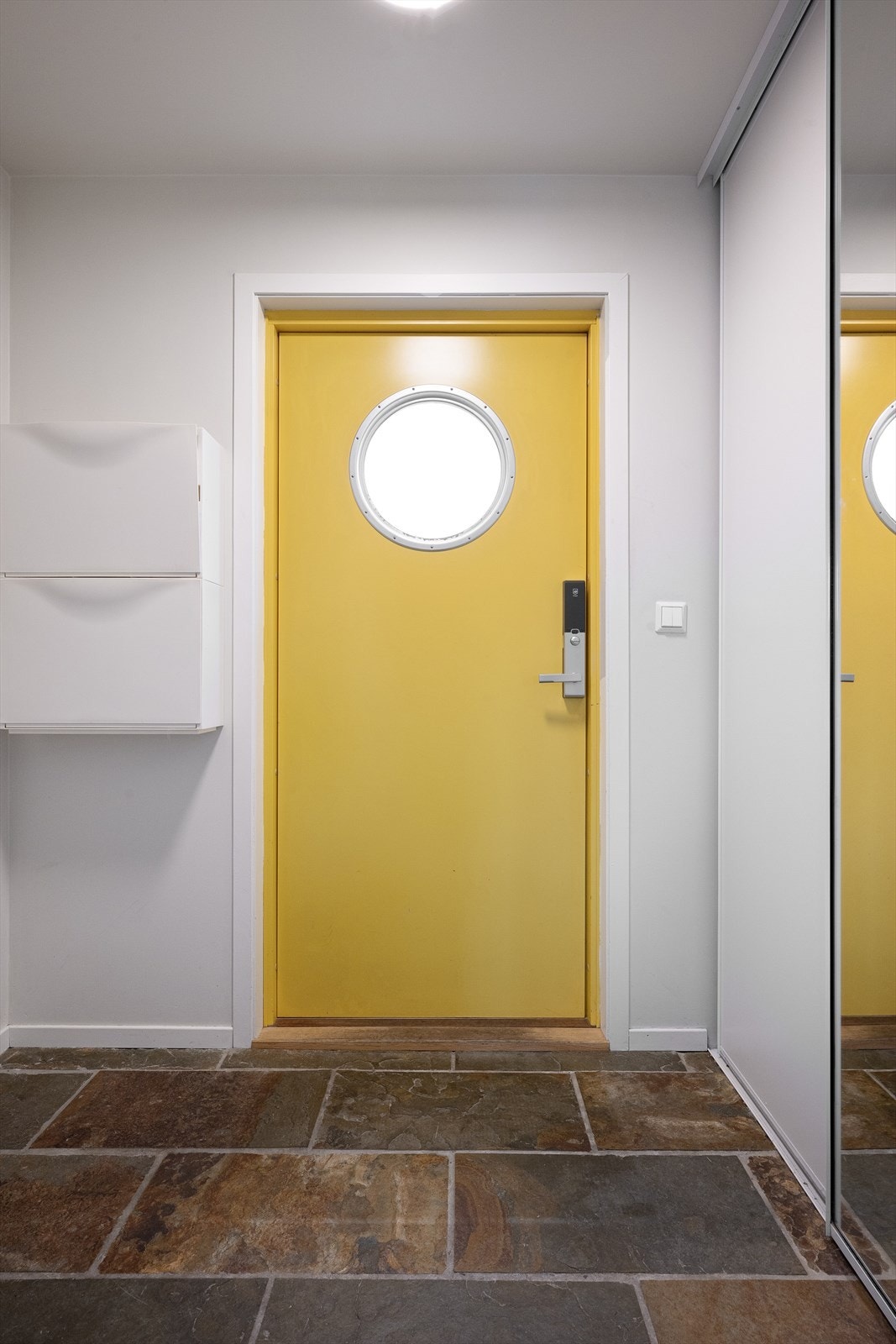 Entre/gang med flis. Skyvedørsgarderobe og smart skoskap. Galleribilde