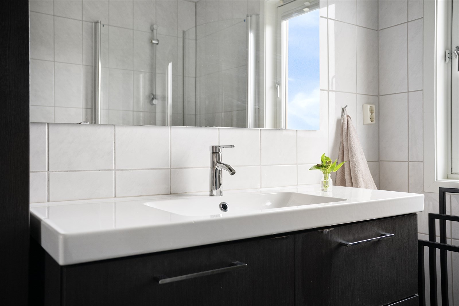 Ekstra skapplass på badet. Tidløst og helfliset. Naturlig lys med vindu - perfekt for de som sminker seg. Galleribilde