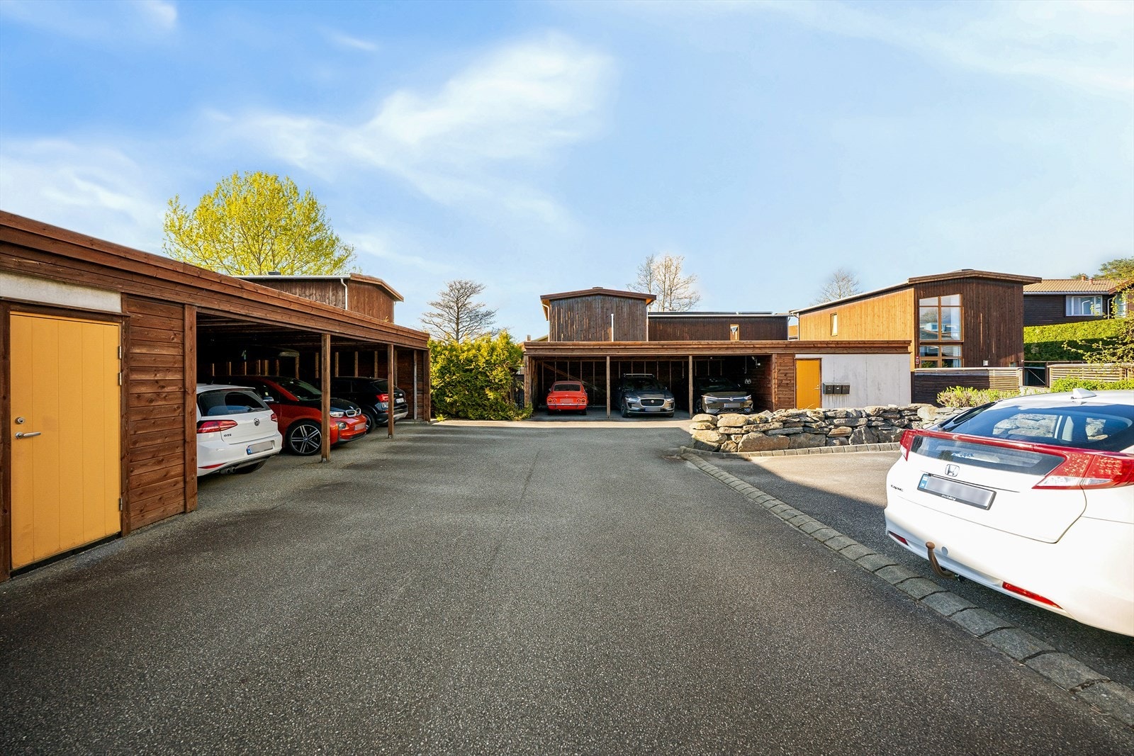 Carport og gjesteparkeringer. Galleribilde