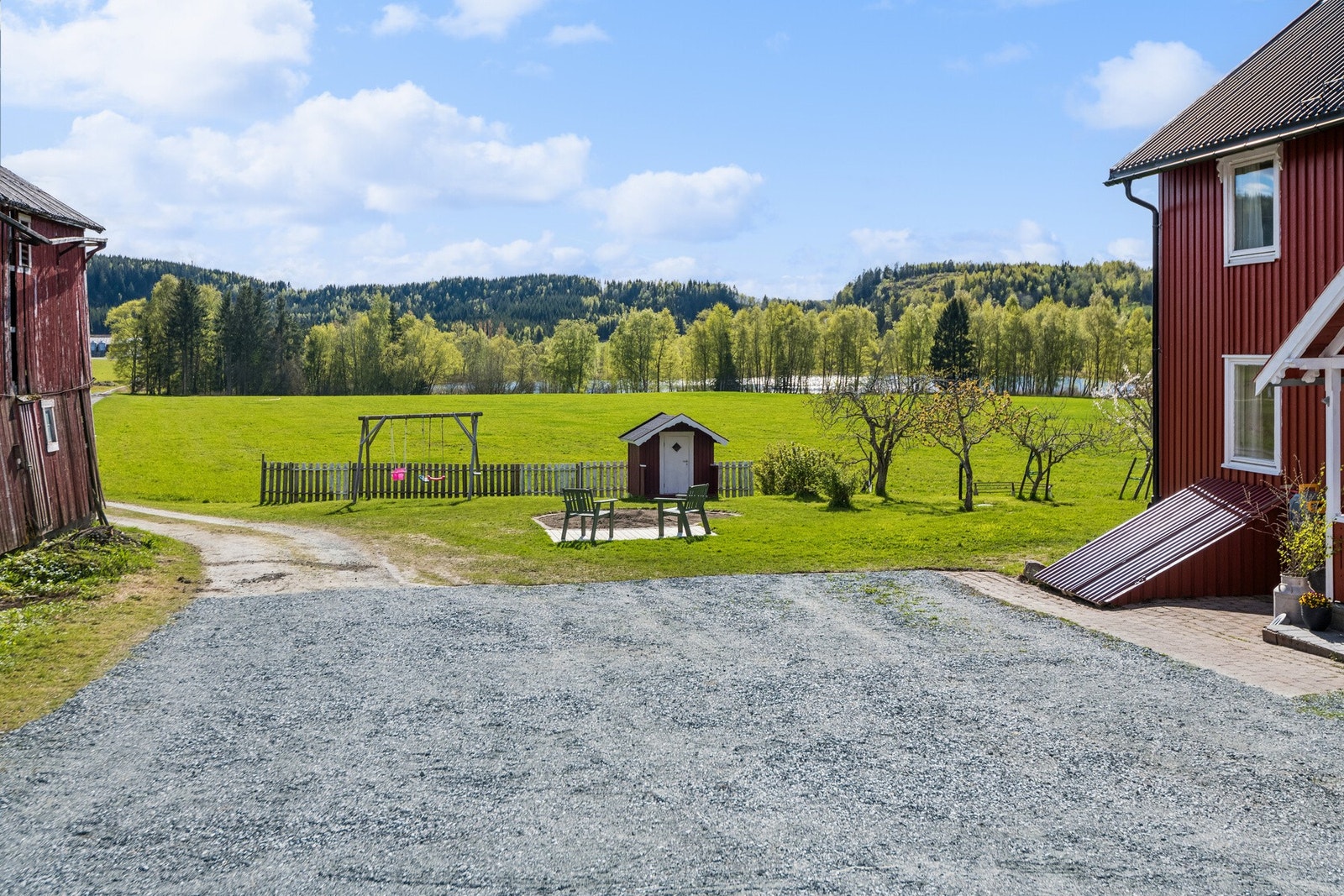 Uteområdet er godt egnet for små barn, med både lekestue, vippestativ og sandkasse. Galleribilde