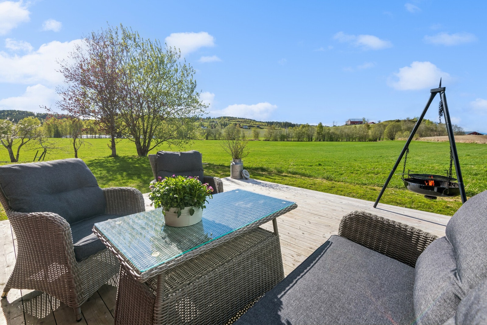 Plattingen har fin utsikt og sol til langt utover sene solrike sommerkvelder. Galleribilde