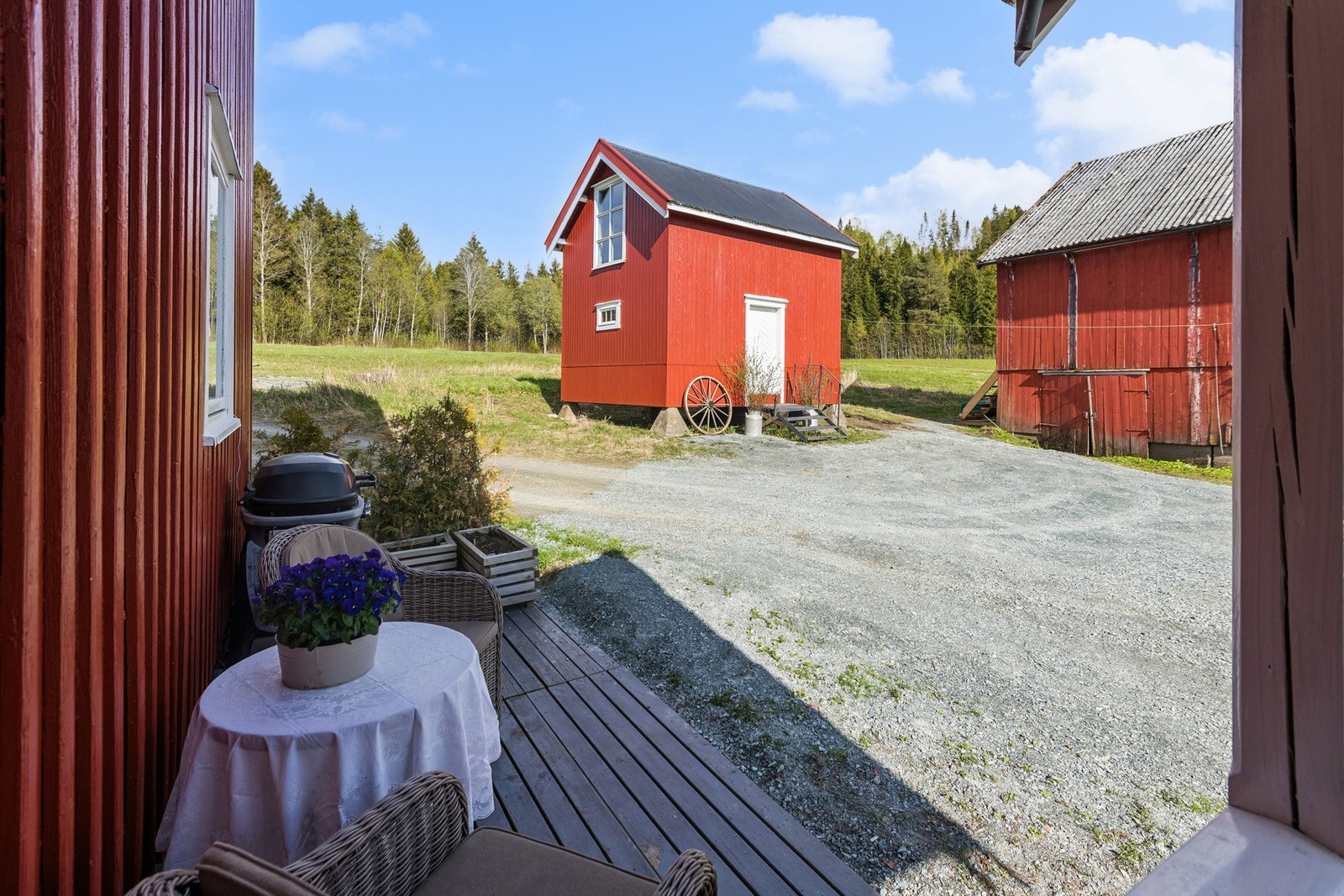 Stabburet setter et ekstra landlig og sjarmerende preg på eiendommen. Galleribilde