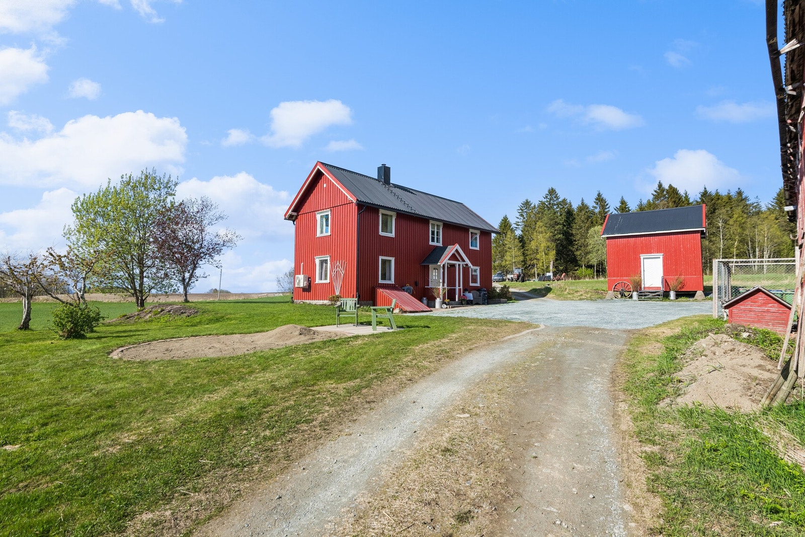 Uteområdet er pent opparbeidet med stor gruslagt gårdsplass, sandkasse med platting ved siden av, samt en fint og innholdsrik hage. Galleribilde