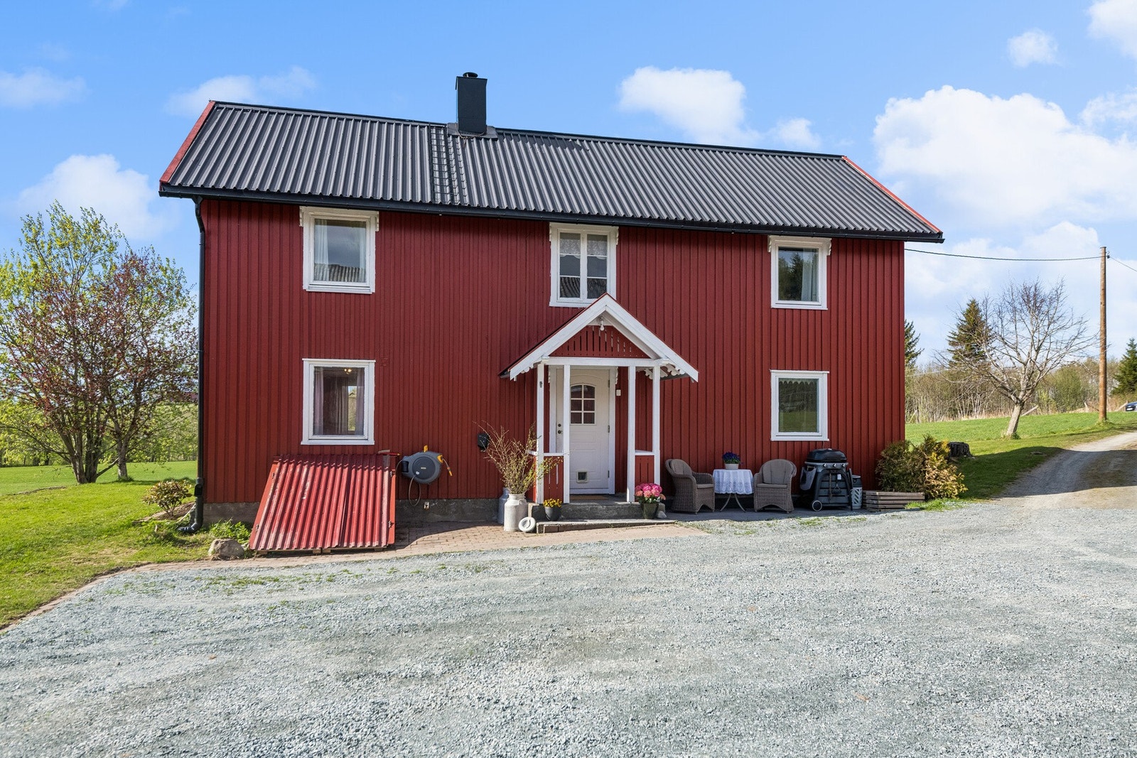 Boligen har nye taknedløp og takrenner i metall fra 2022. Elbillader ble montert på yttervegg ved inngangspartiet i 2025. Ny kjellerlem og trapp ned til kjelleren i 2026. Galleribilde