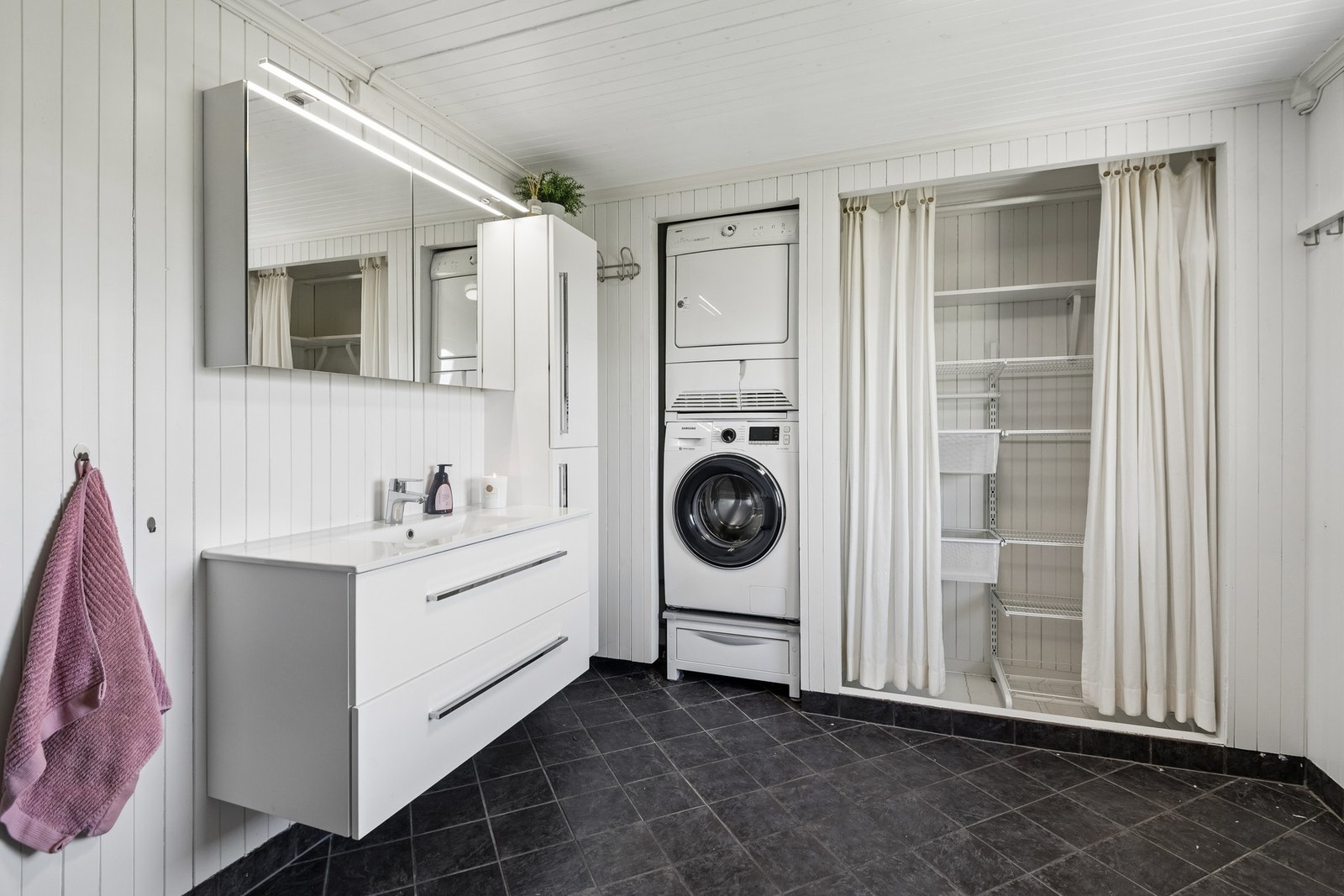 Her har man god lagringsplass i romstor baderomsinnredning, i tillegg til garderobeløsningen. Galleribilde