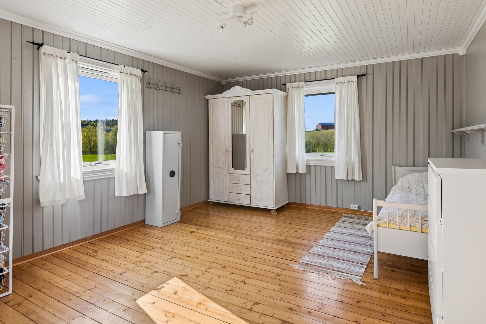 Soverom 3 er stort og lys inn fra tre sider. Galleribilde