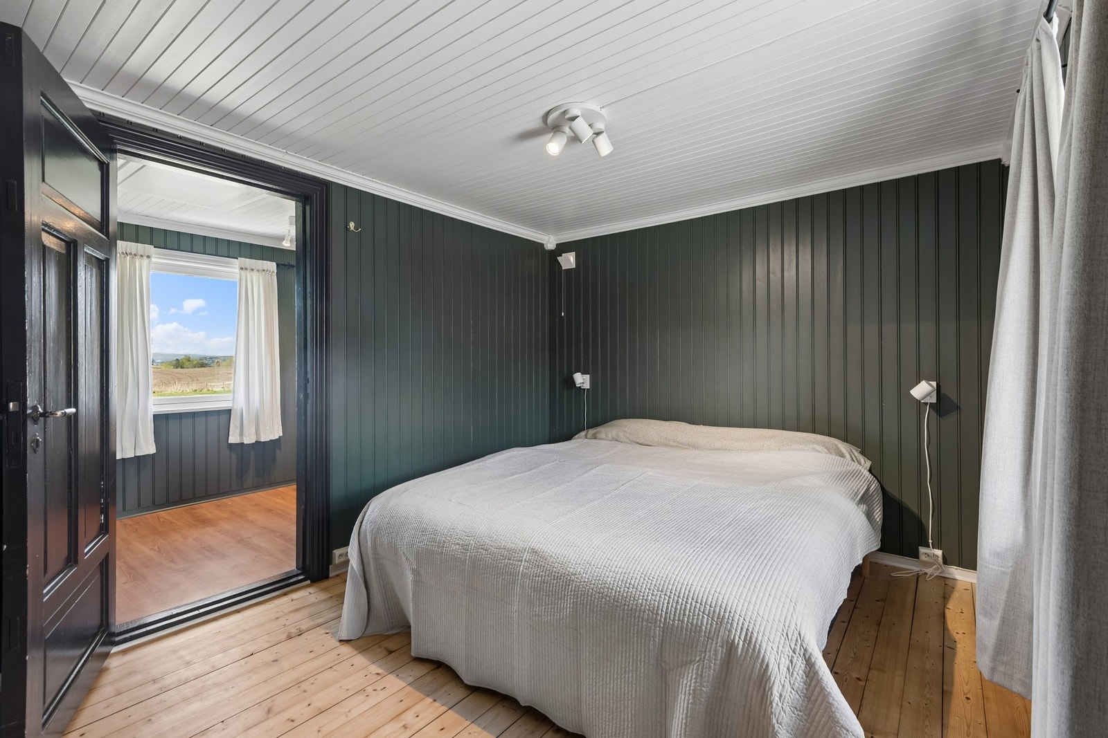 Hovedsoverom med god plass til dobbeltseng. Galleribilde