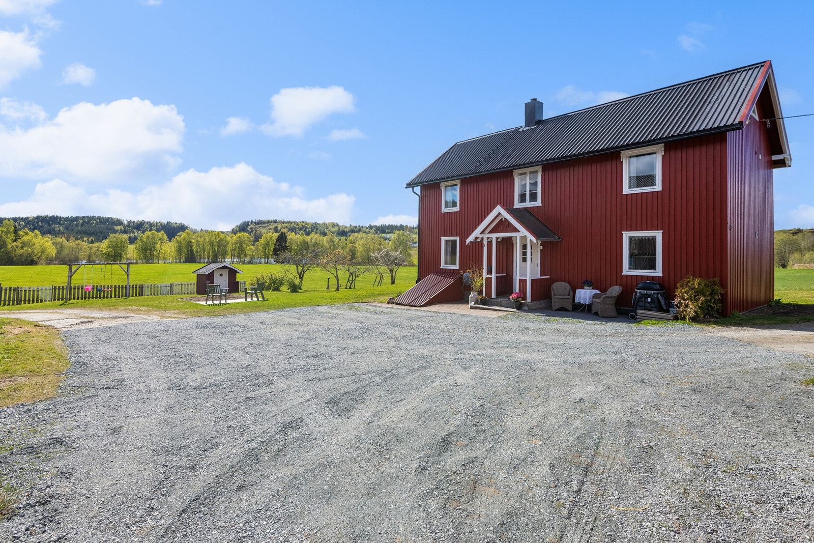 Trivelig hellelagt uteområde, samt en liten platting, ved inngangspartiet. Her kan man finne en fin plass i solveggen hele dagen. Galleribilde