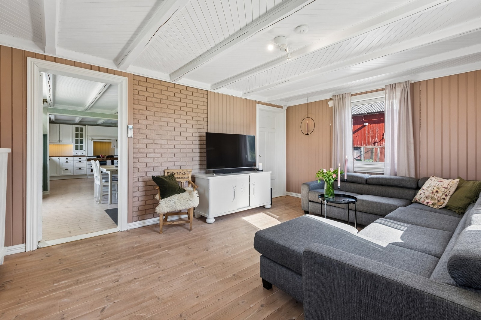 Romslig tv-stue med god plass til stor sofa. Galleribilde