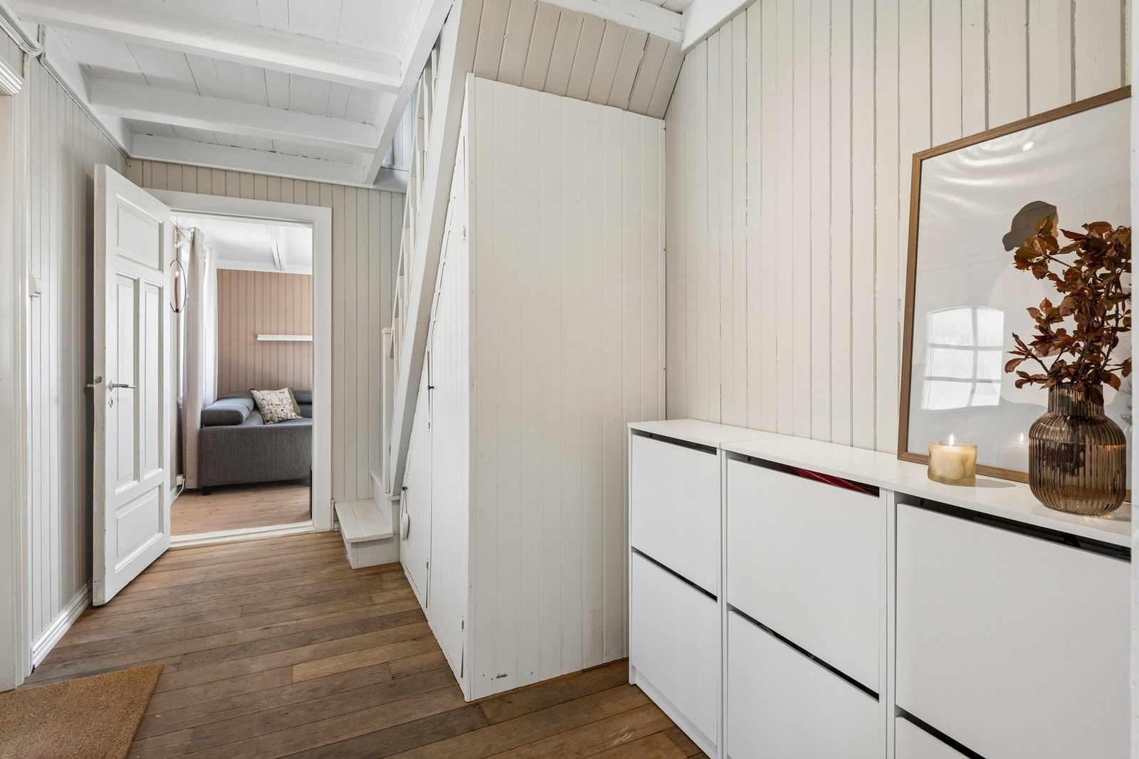 Romslig gang med god plass til garderobeløsning. Galleribilde
