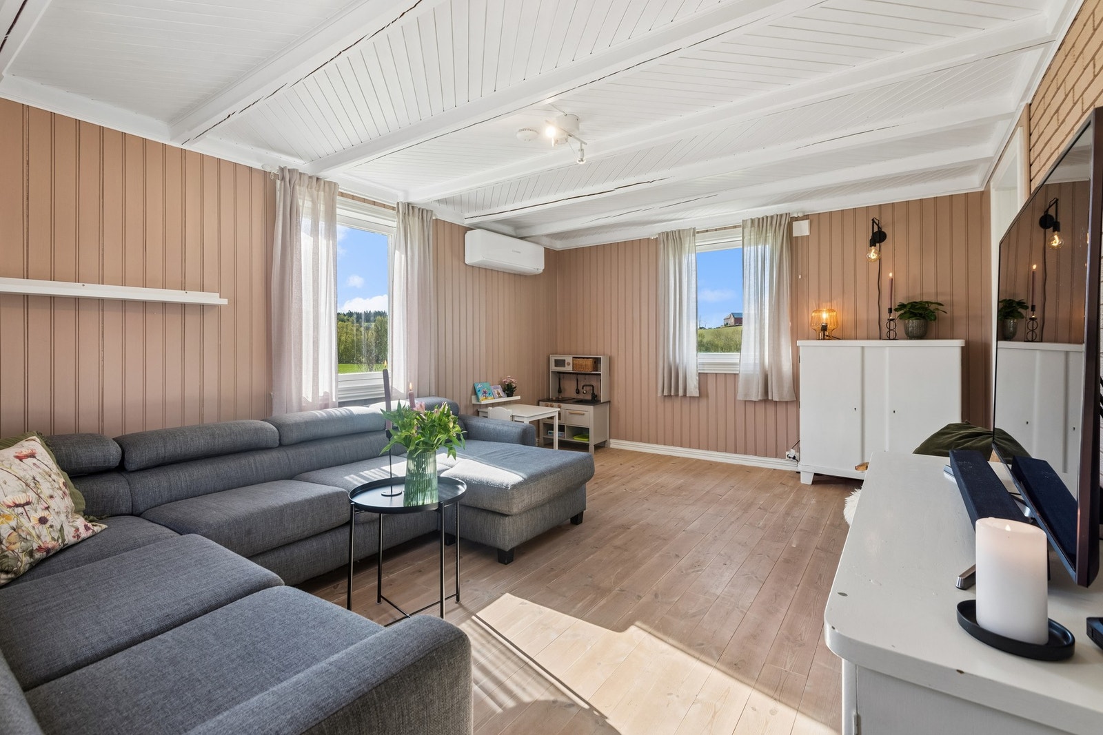 TV-stua har godt med naturlig lys inn fra tre sider, og gir et lyst og lett, men samtidig lunt uttrykk. Galleribilde