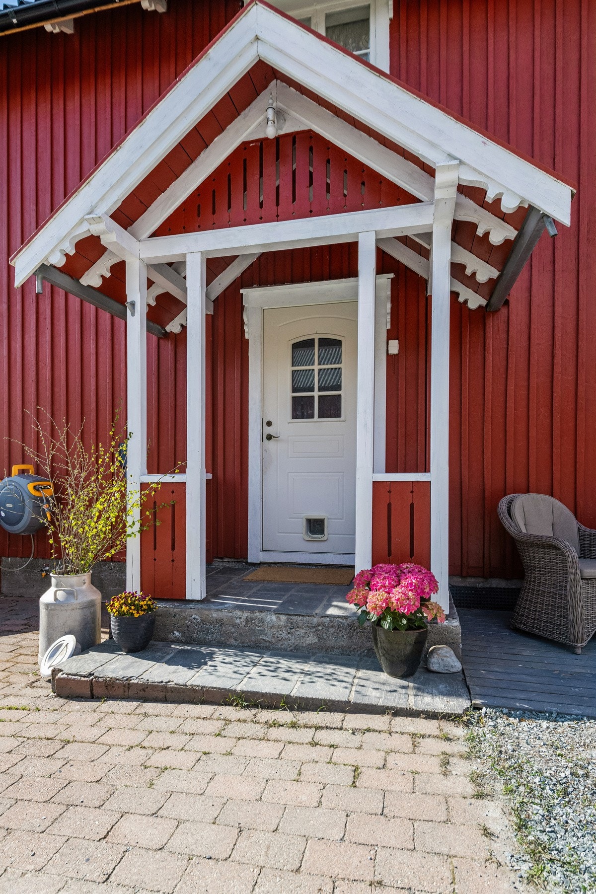 Takoverbygget inngangsparti. Galleribilde