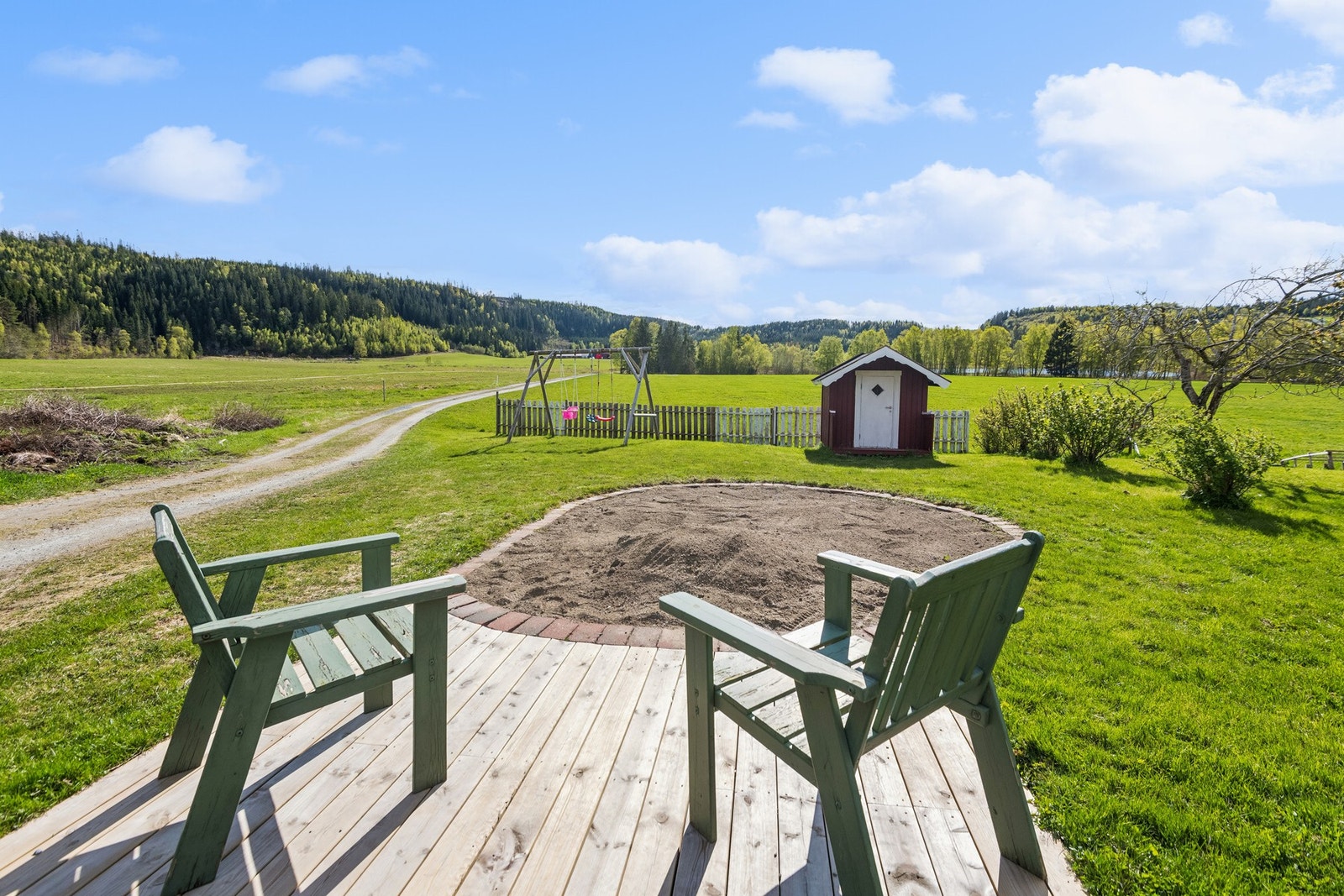 Sandkassen er pent innrammet med steinheller. Galleribilde