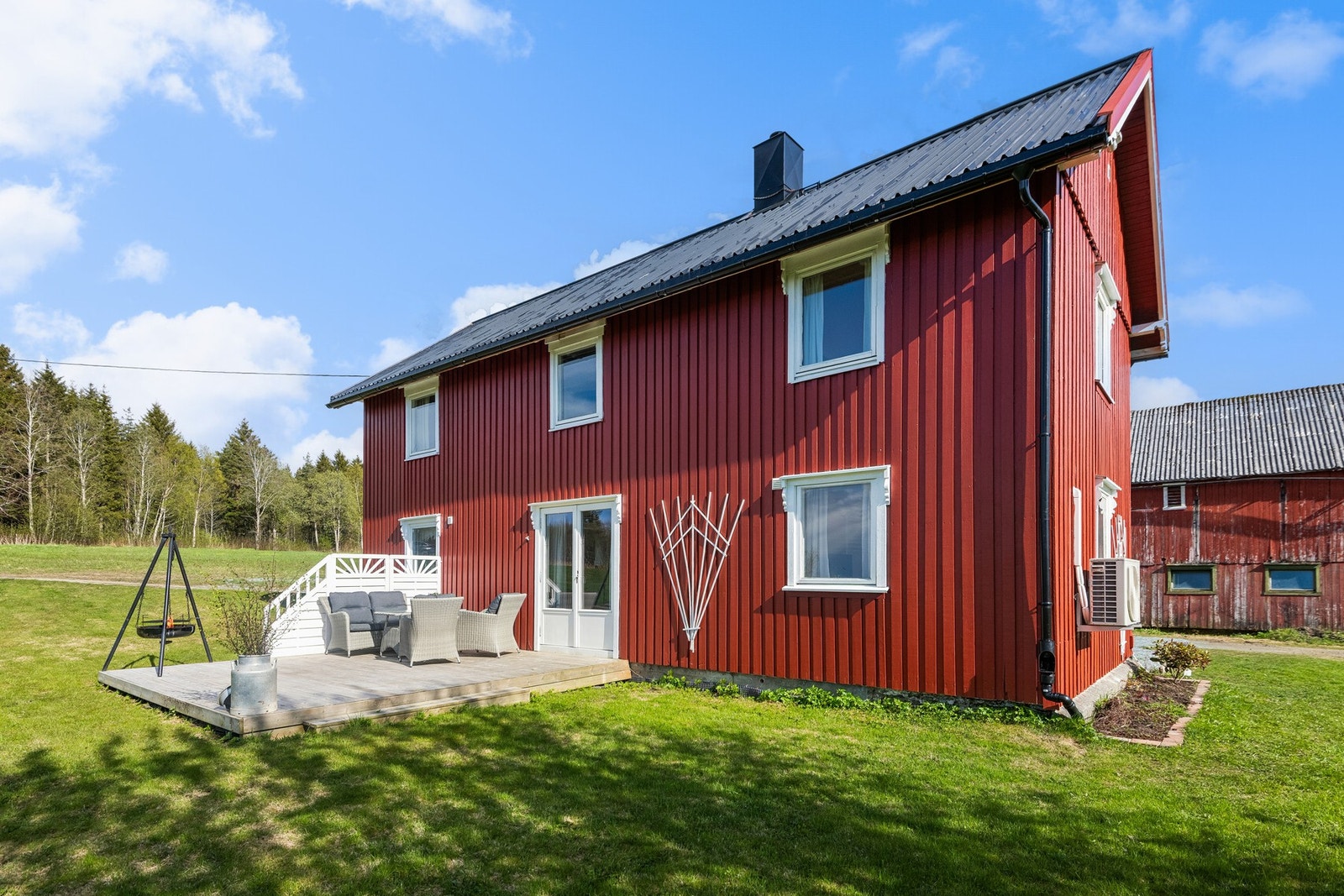 Nyt stillheten, fuglekvitter og rådyr som spretter forbi, med skog og åkrer som nærmeste nabo. Galleribilde